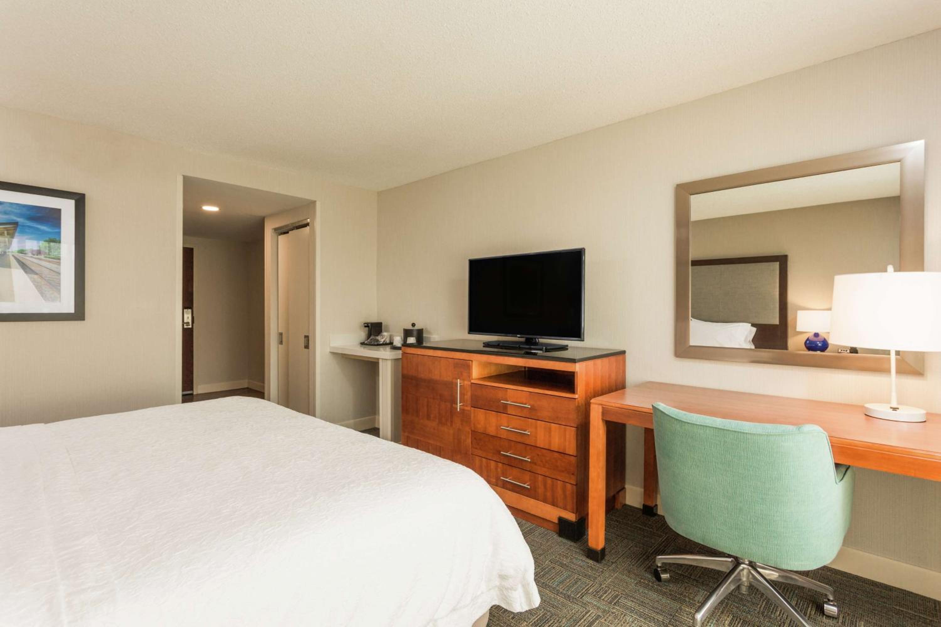 King Room with Tub - Mobility Access/Non-Smoking - Photo 2