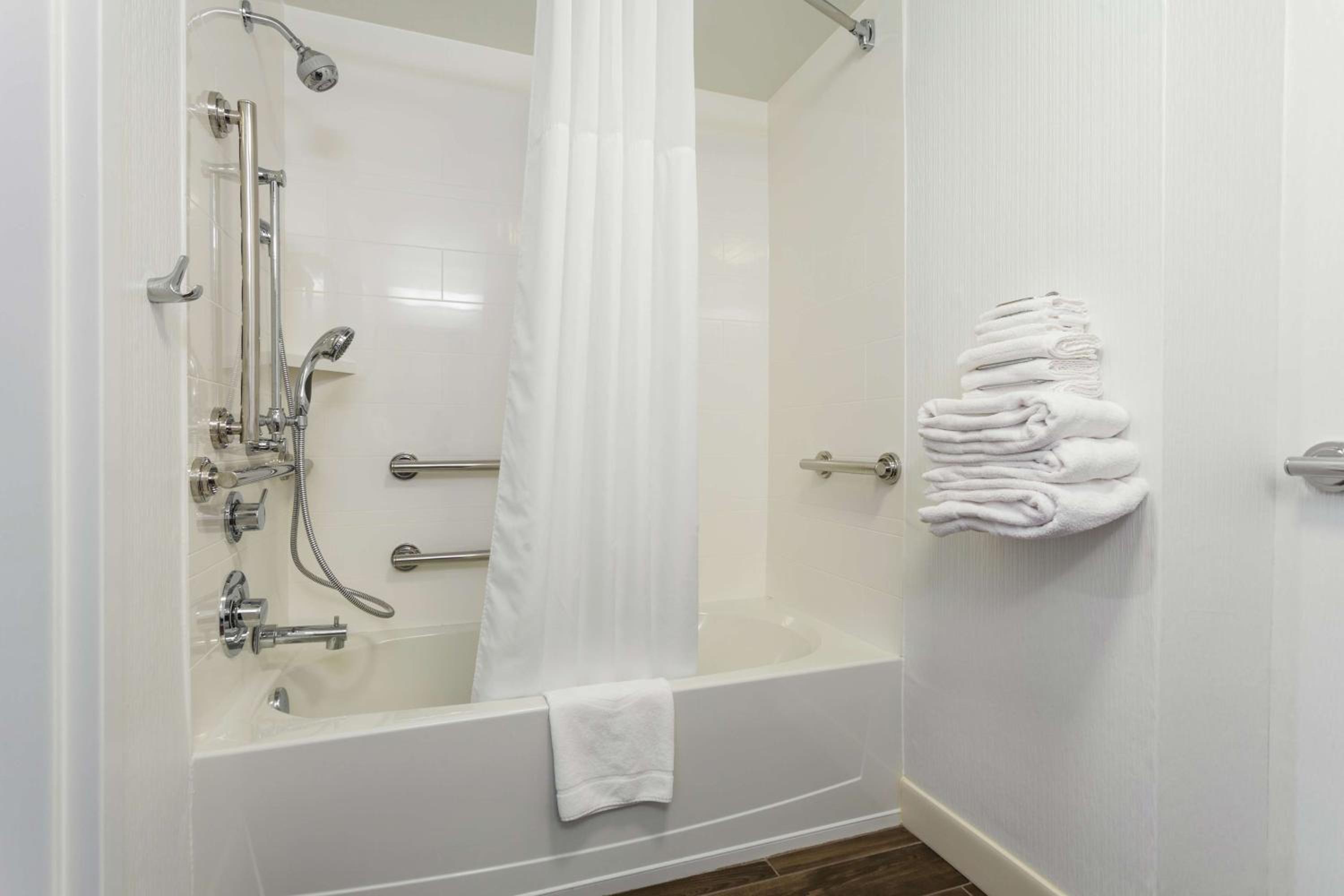 King Room with Tub - Mobility Access/Non-Smoking - Photo 3