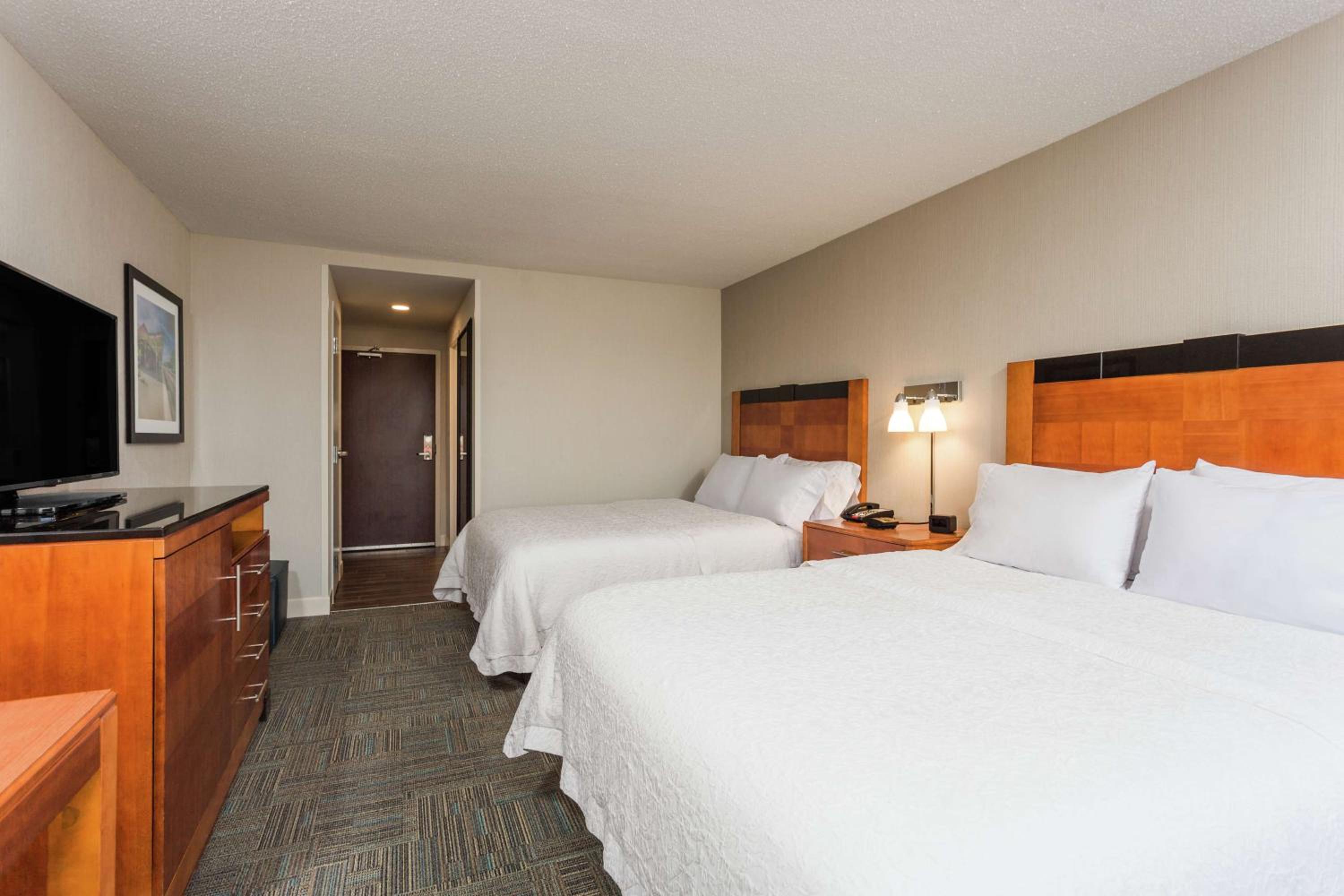 Room with Two Queen Beds - Non-Smoking - Photo 4