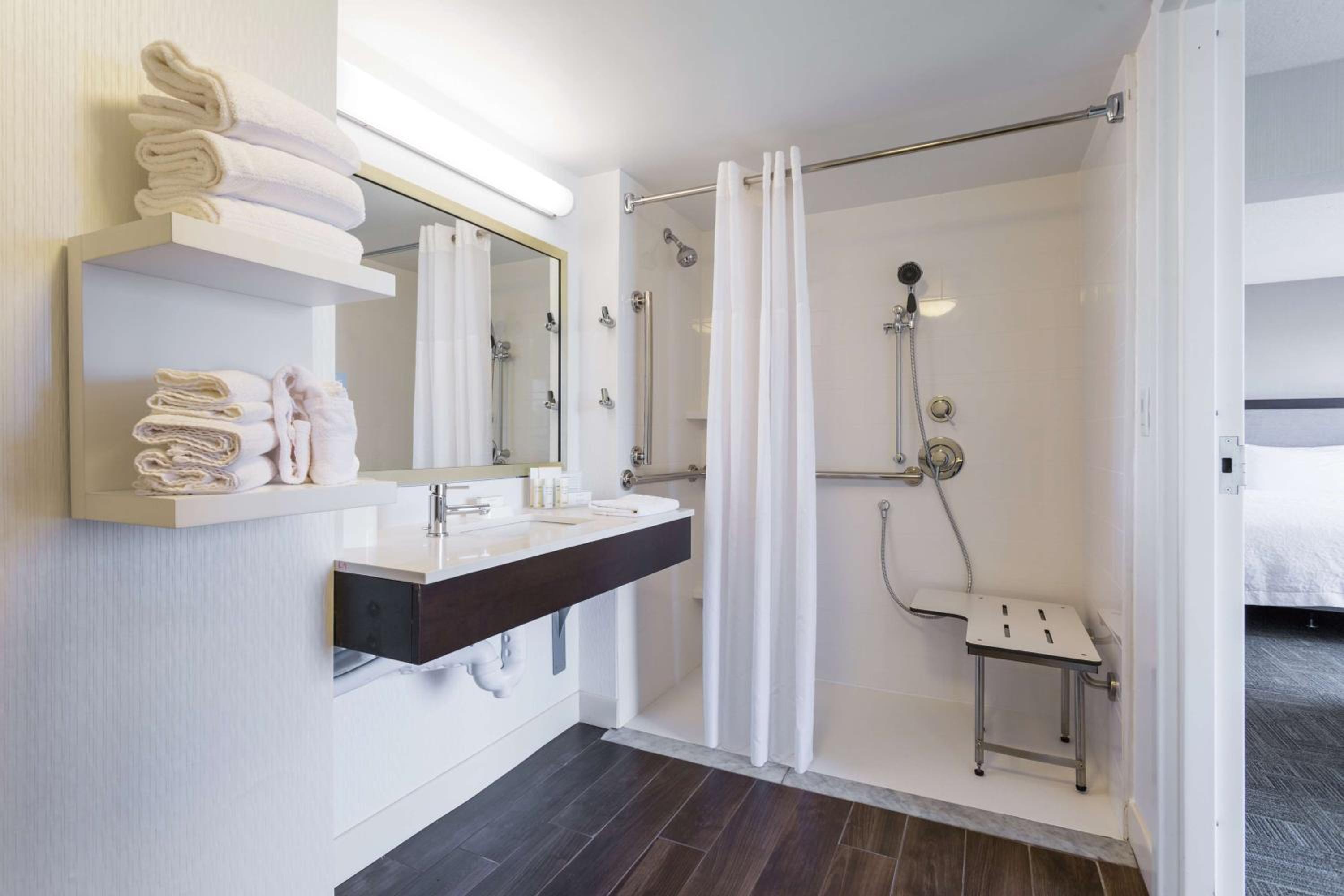 King Suite with Roll-In Shower - Mobility Access/Non-Smoking photo 3
