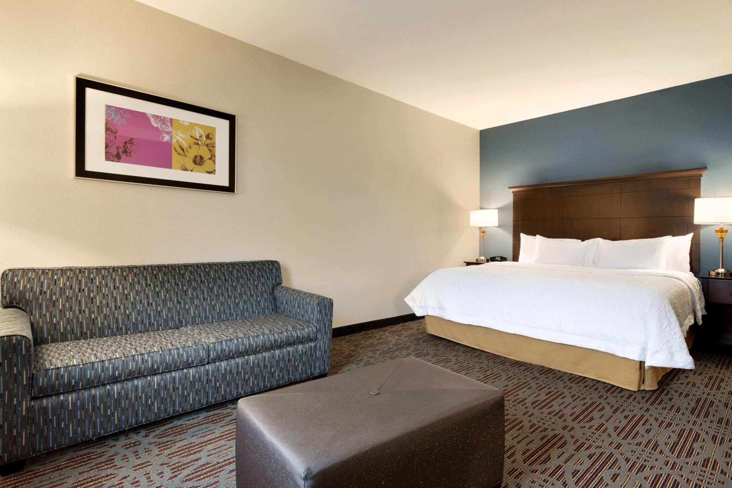 King Room with Sofa Bed - Non-Smoking photo 3