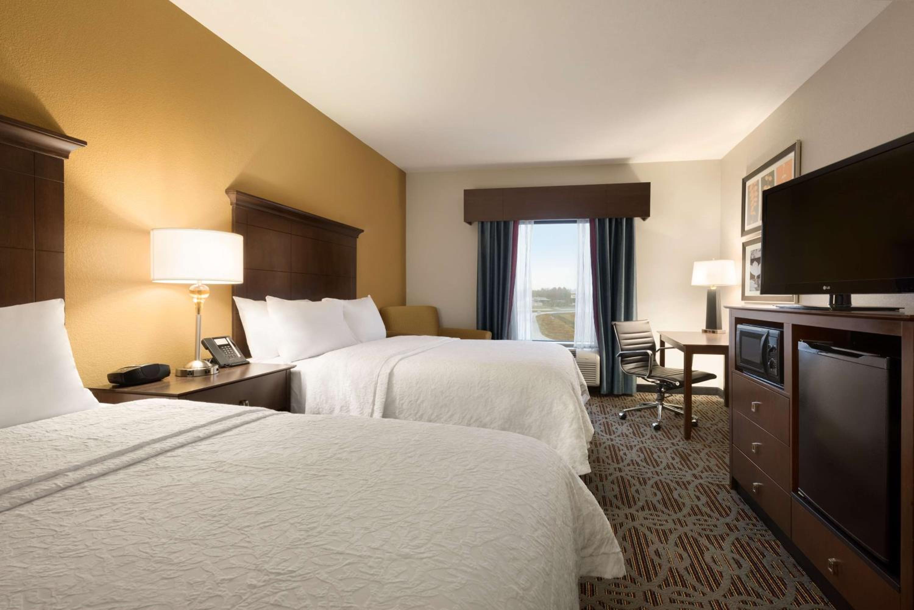 Room with Two Queen Beds - Non-Smoking - Photo 2
