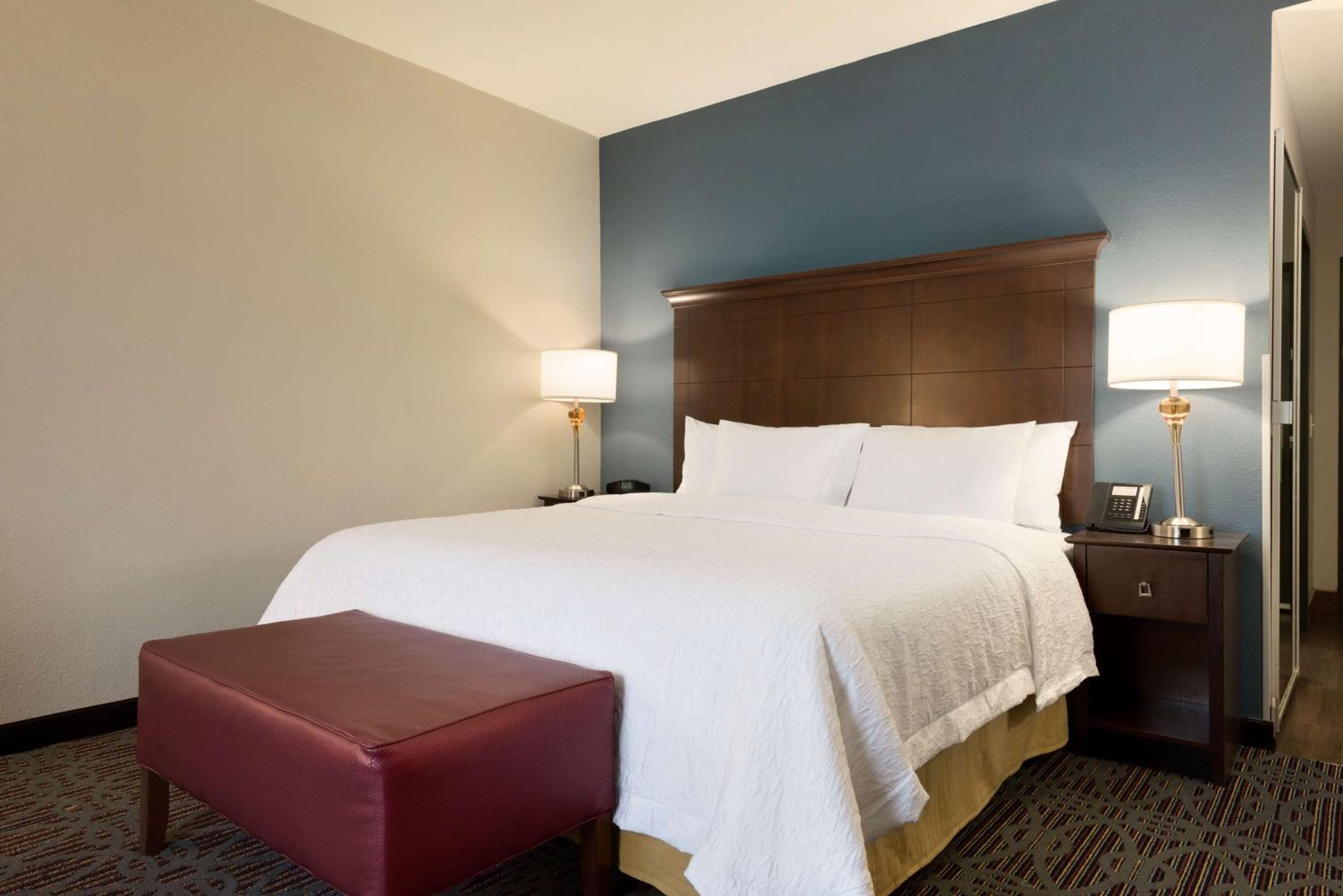 King Room with King Bed - Non-Smoking - Photo 3