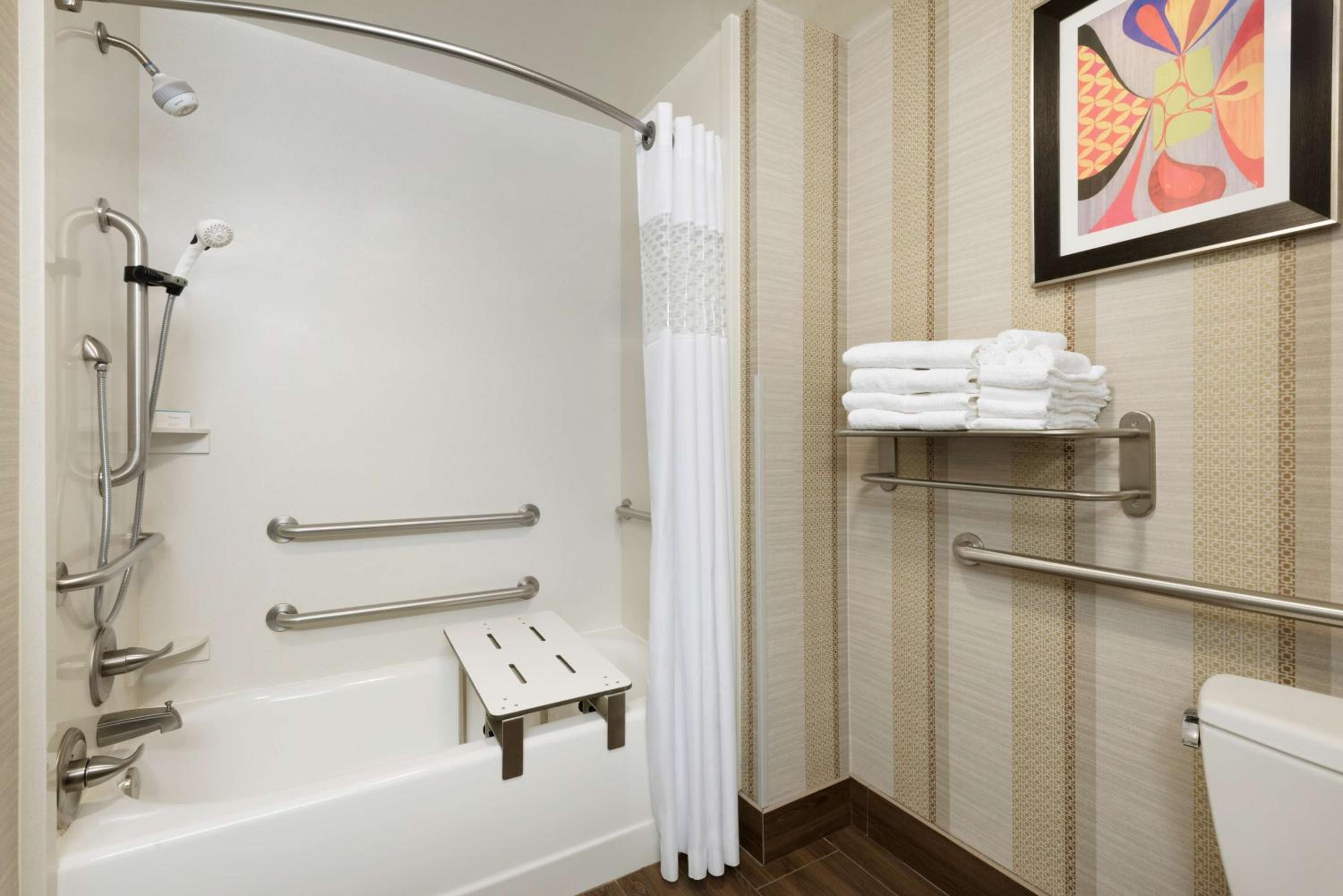 King Room with Accessible Tub - Mobility and Hearing Access/Non-Smoking - Photo 3