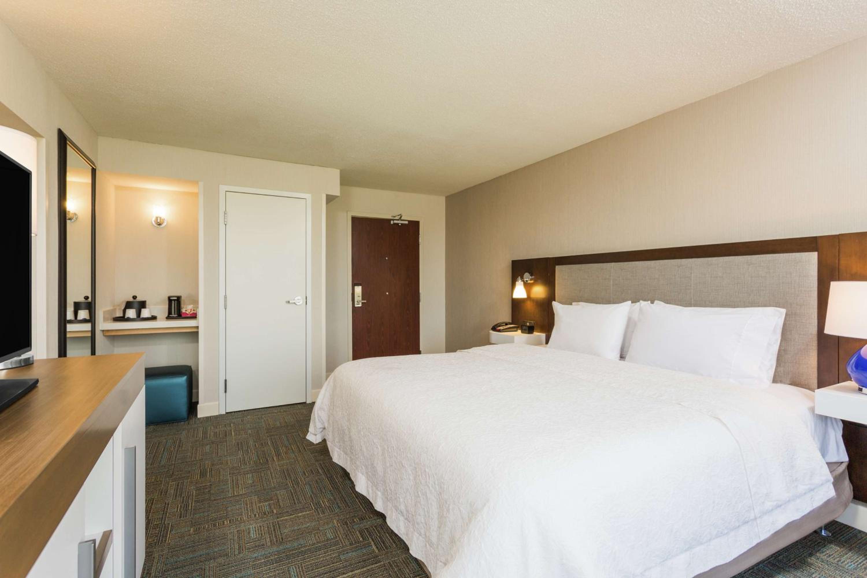 King Suite with Roll-In Shower - Mobility Access/Non-Smoking photo 2