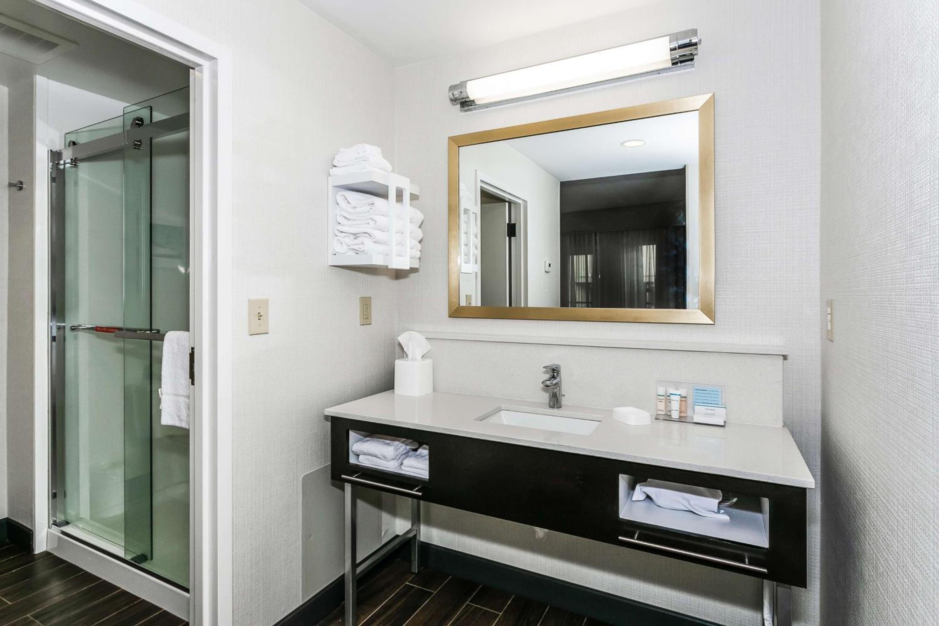 One-Bedroom King Suite - Non-Smoking - Photo 3