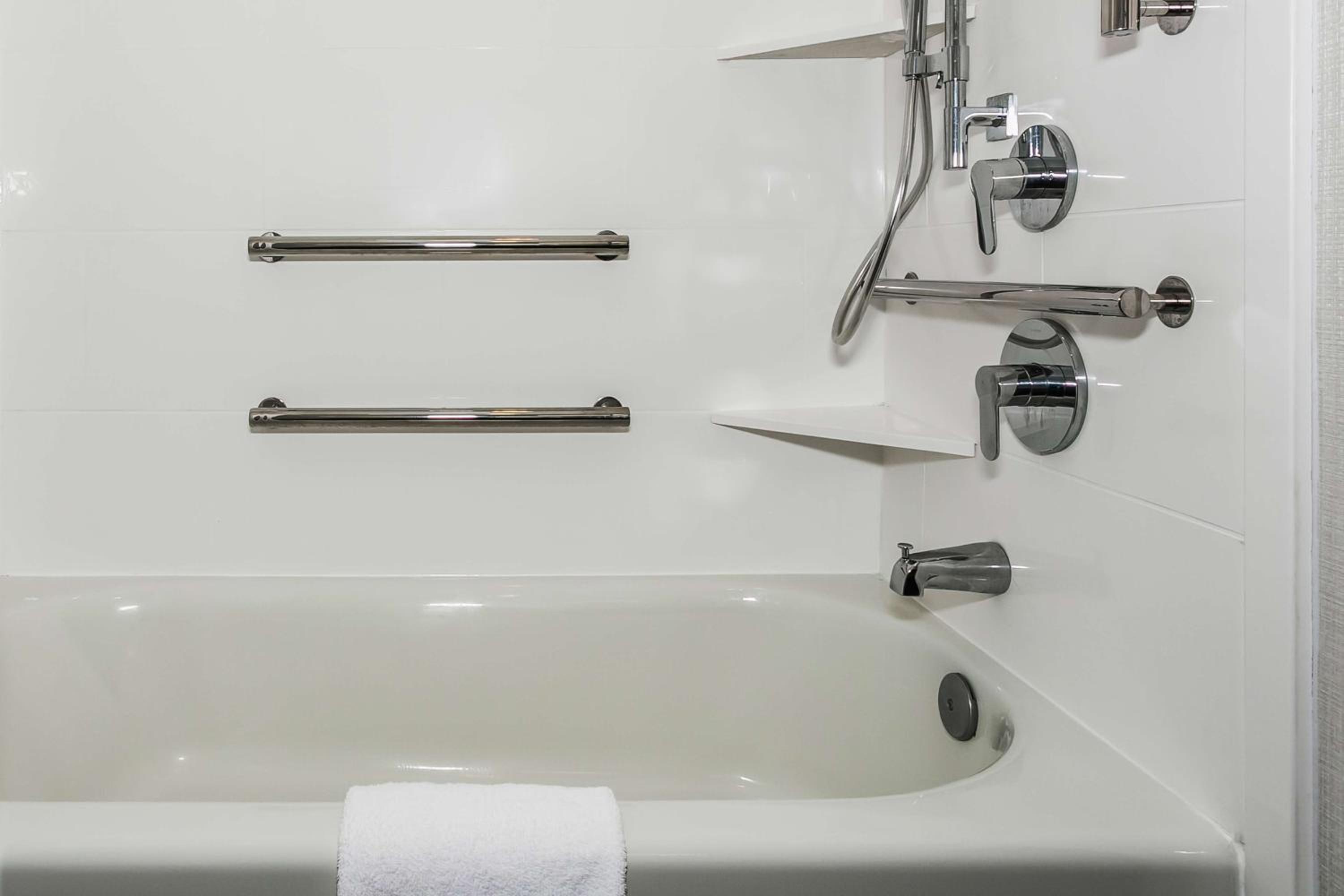 King Room with Accessible Tub - Mobility and Hearing Access/Non-Smoking - Photo 3
