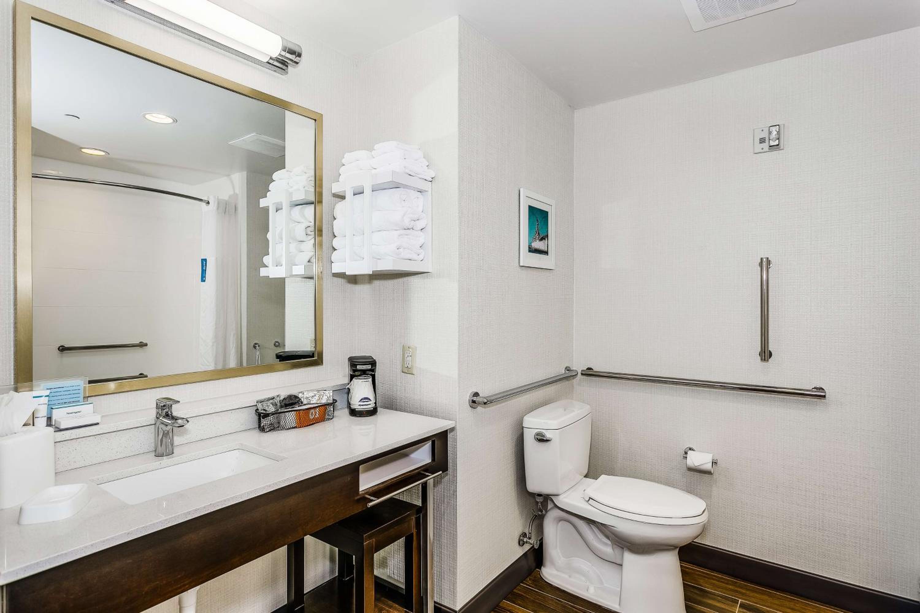 King Room with Accessible Tub - Mobility and Hearing Access/Non-Smoking - Photo 2
