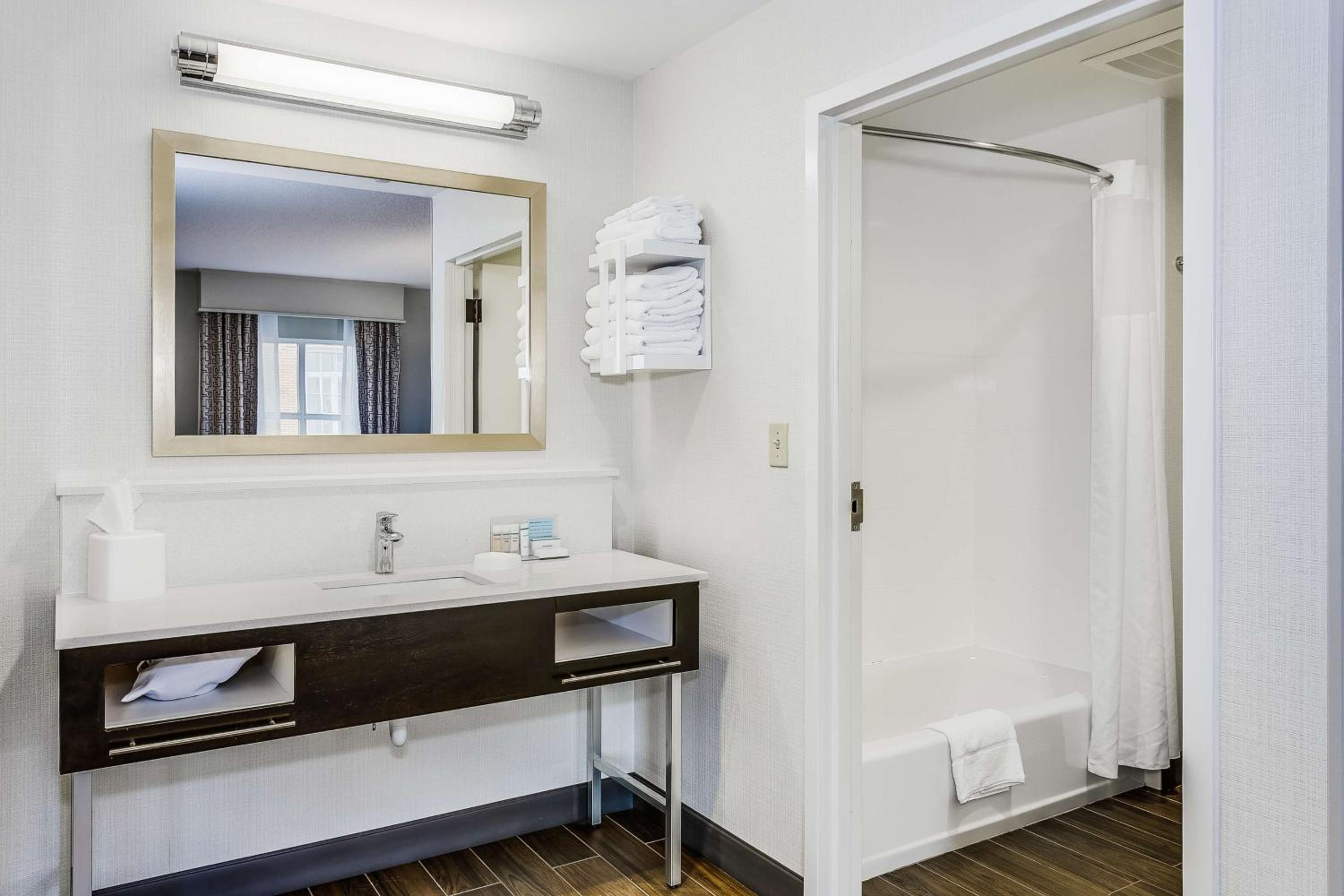 Queen Studio Suite with Two Queen Beds - Non-Smoking - Photo 4