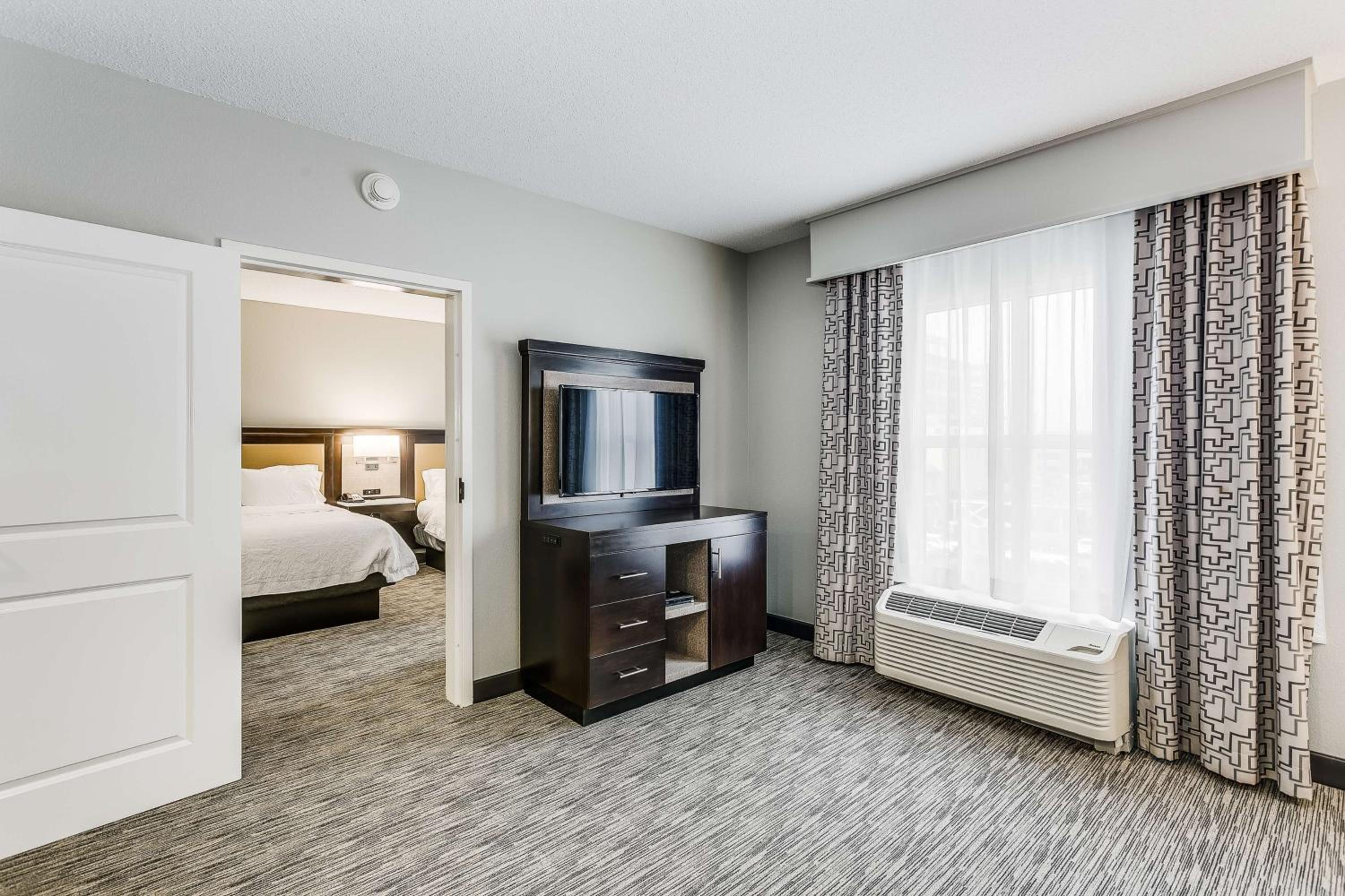 One-Bedroom Queen Suite with Two Queen Beds - Non-Smoking - Photo 4