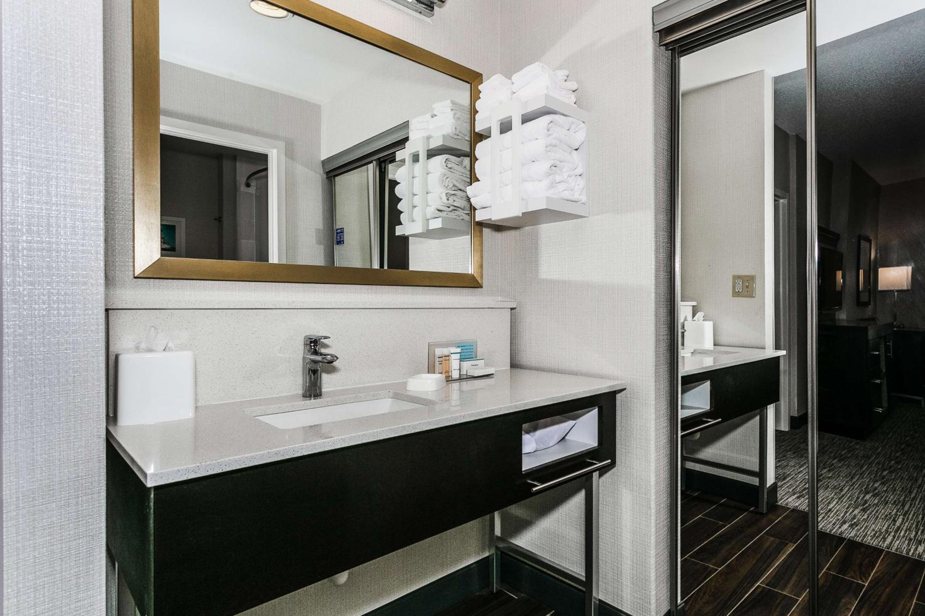 One-Bedroom Queen Suite with Two Queen Beds - Non-Smoking - Photo 6