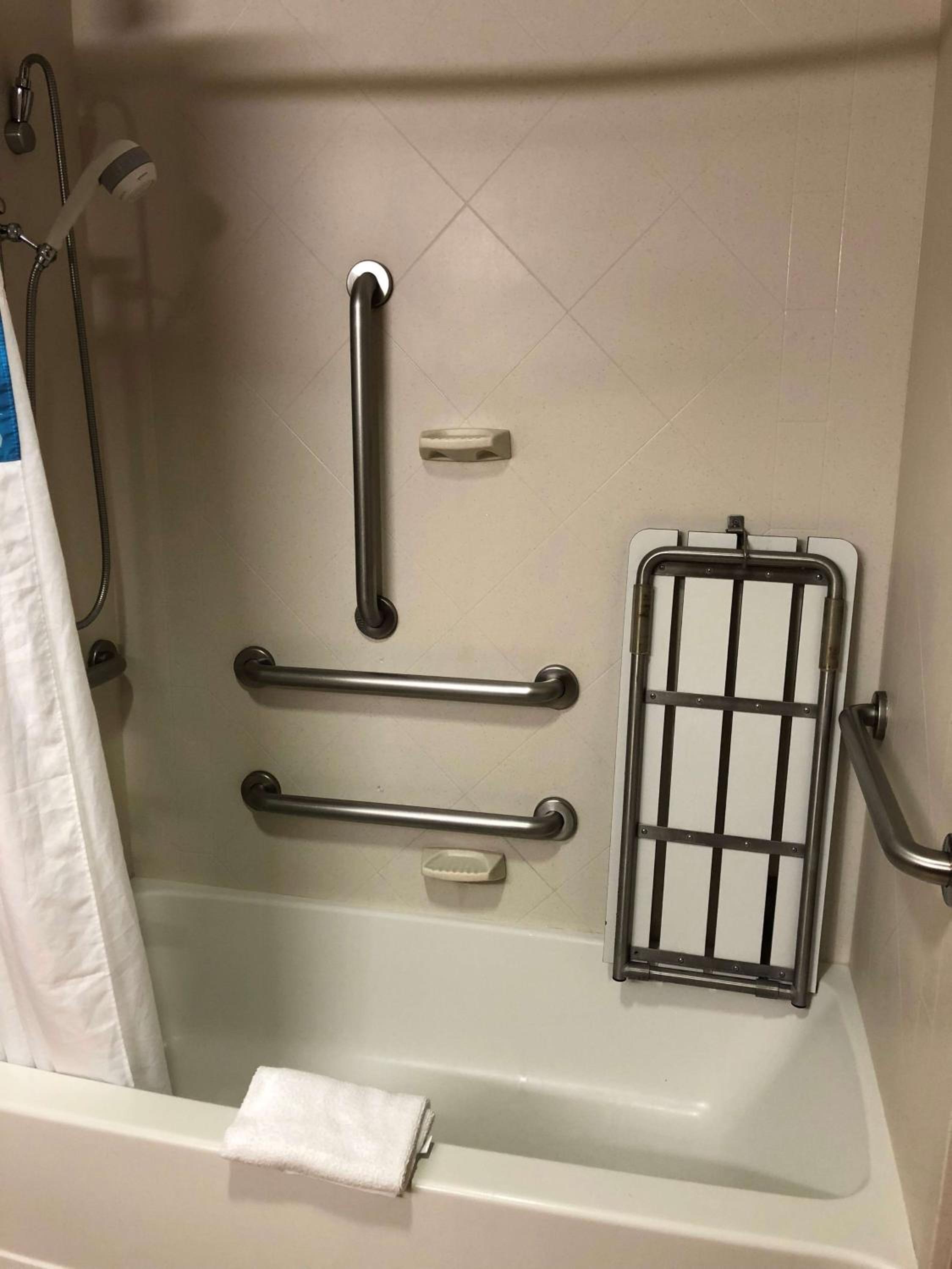 Queen Room with Two Queen Beds - Mobility Access/Non-Smoking - Photo 3