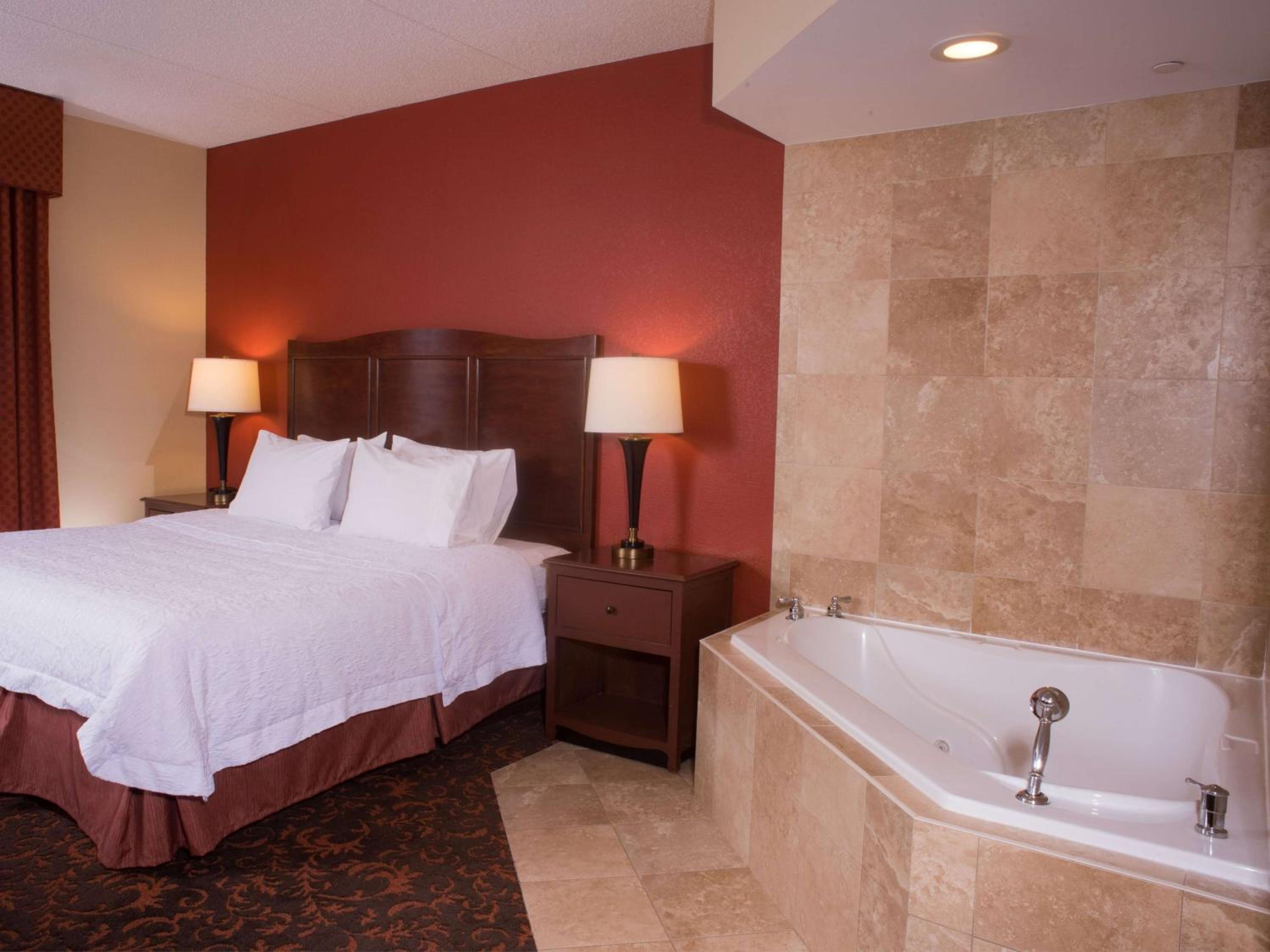 King Studio Suite With Whirlpool - Non-Smoking