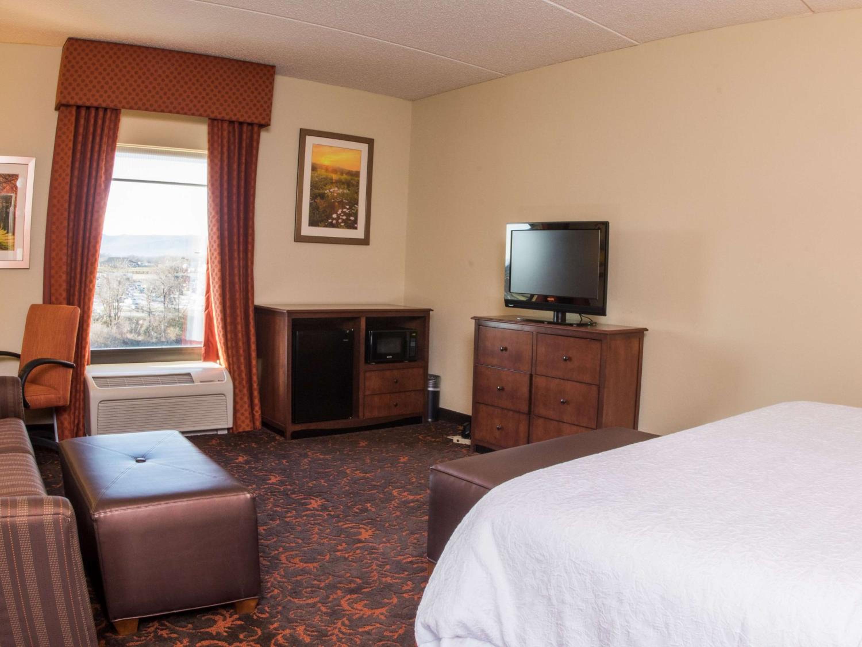 King Room with King Bed - Non-Smoking - Photo 1
