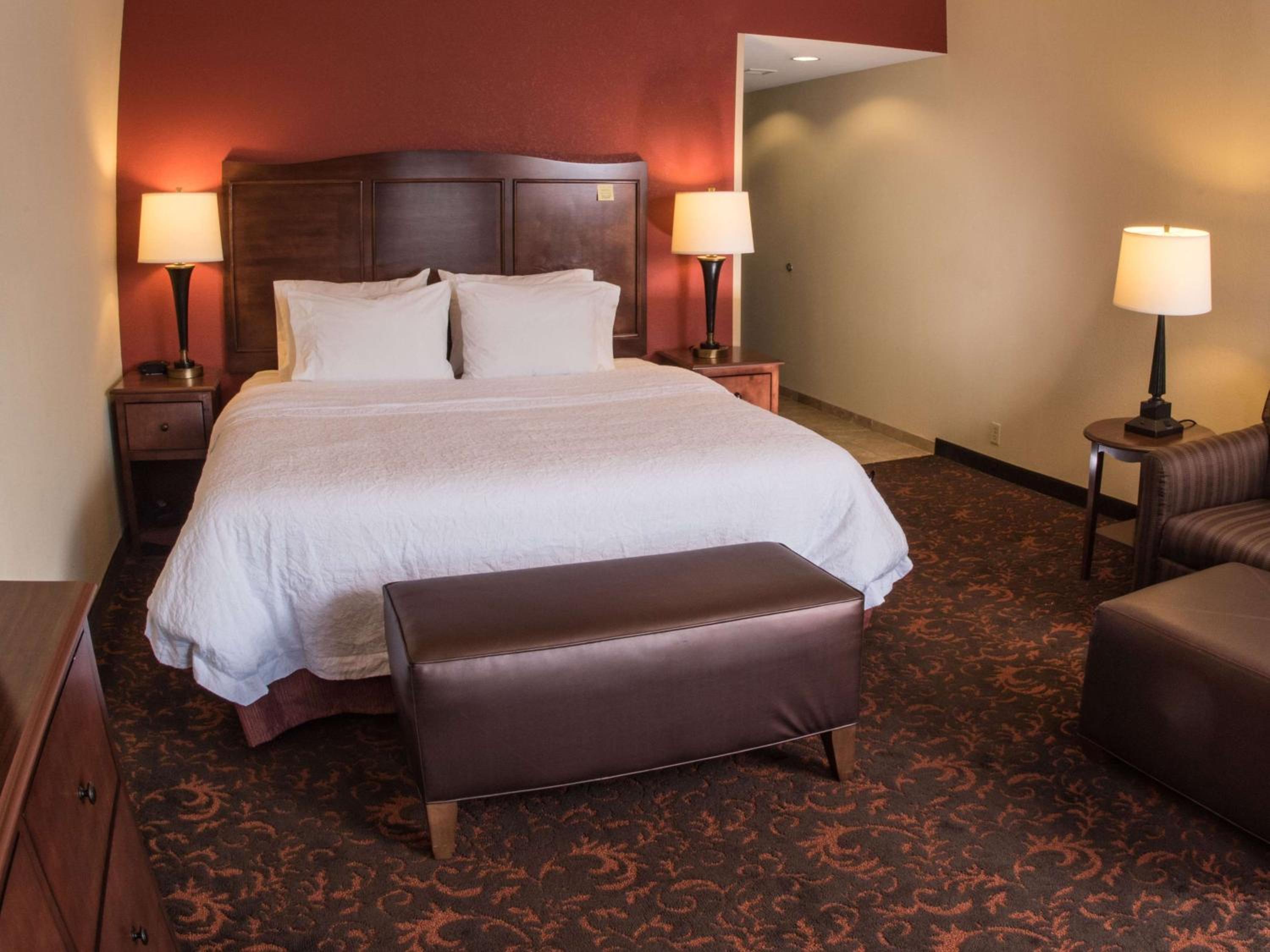 King Room with King Bed - Non-Smoking - Photo 3
