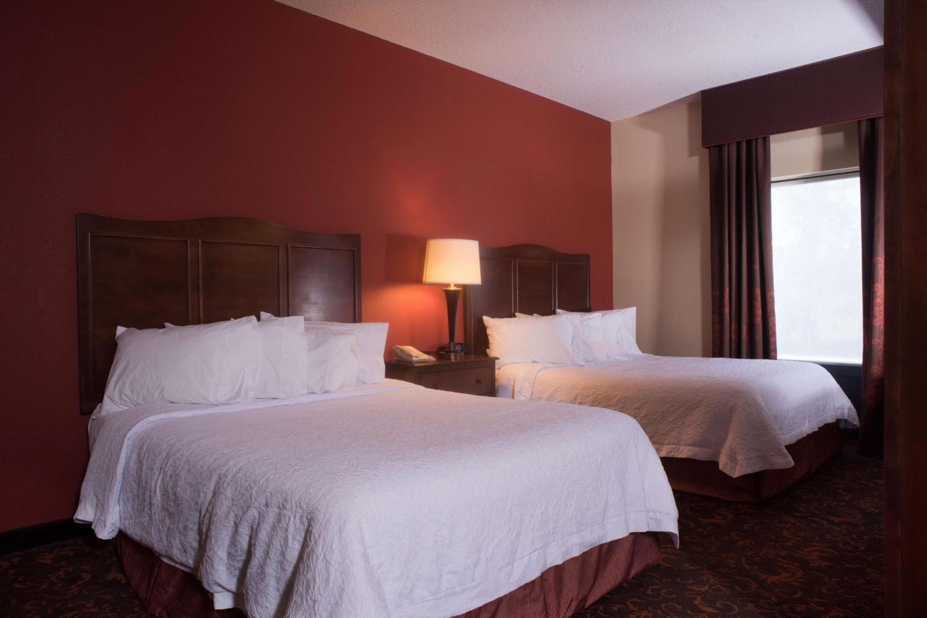 Room with Two Queen Beds - Non-Smoking - Photo 3