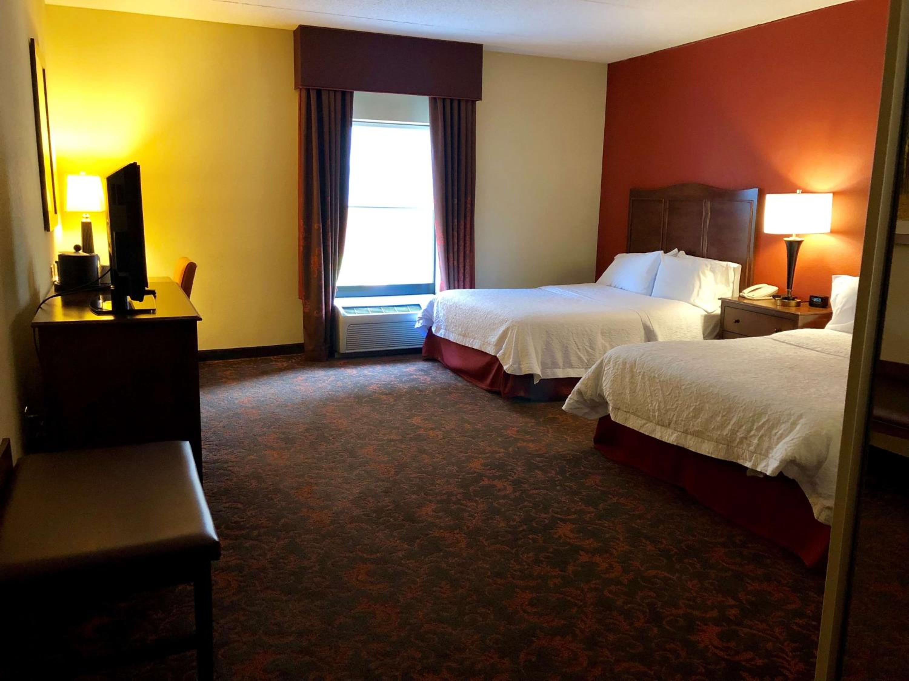Queen Room with Two Queen Beds - Mobility Access/Non-Smoking - Photo 2