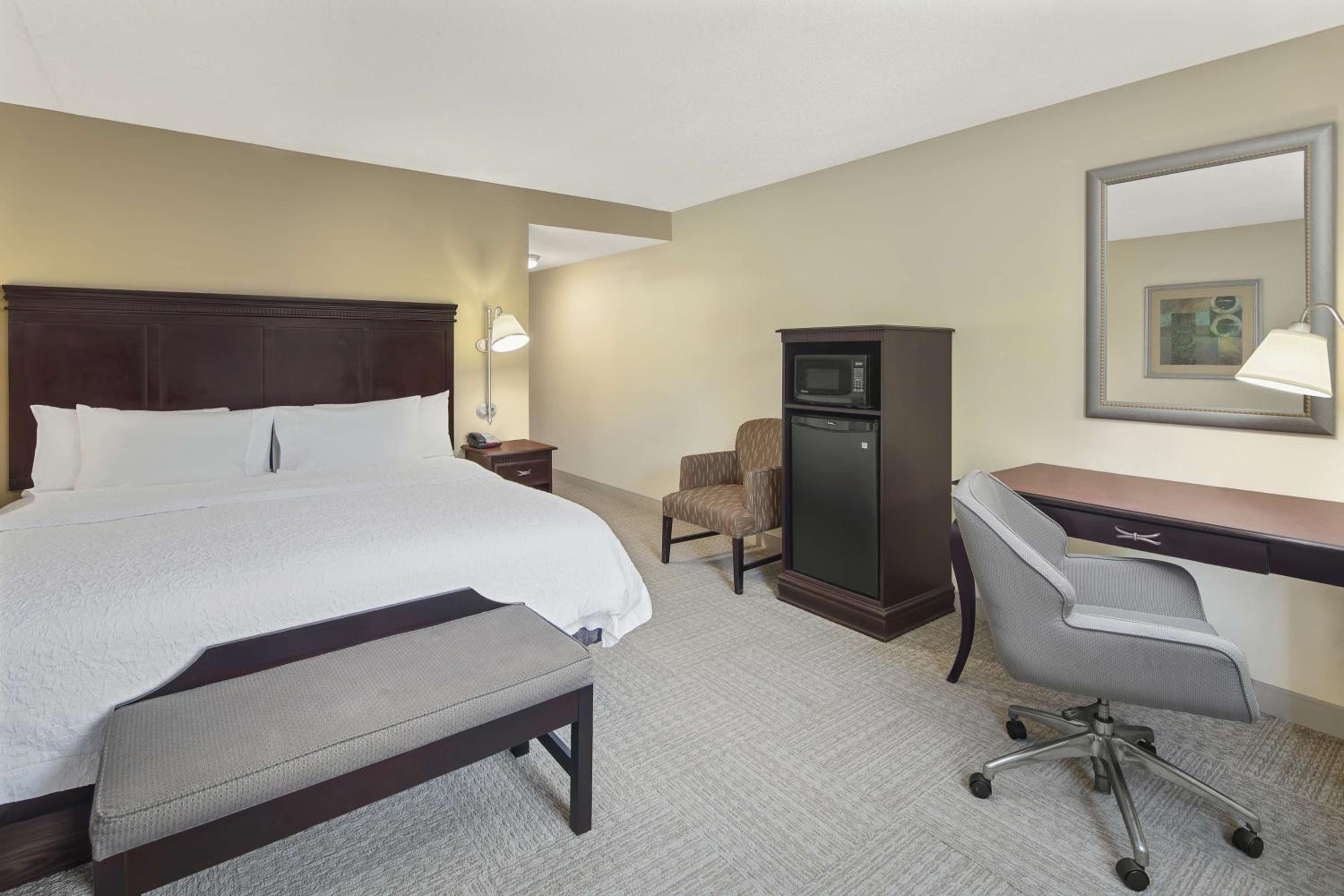 King Room with Walk-in Shower - Non-Smoking - Photo 2