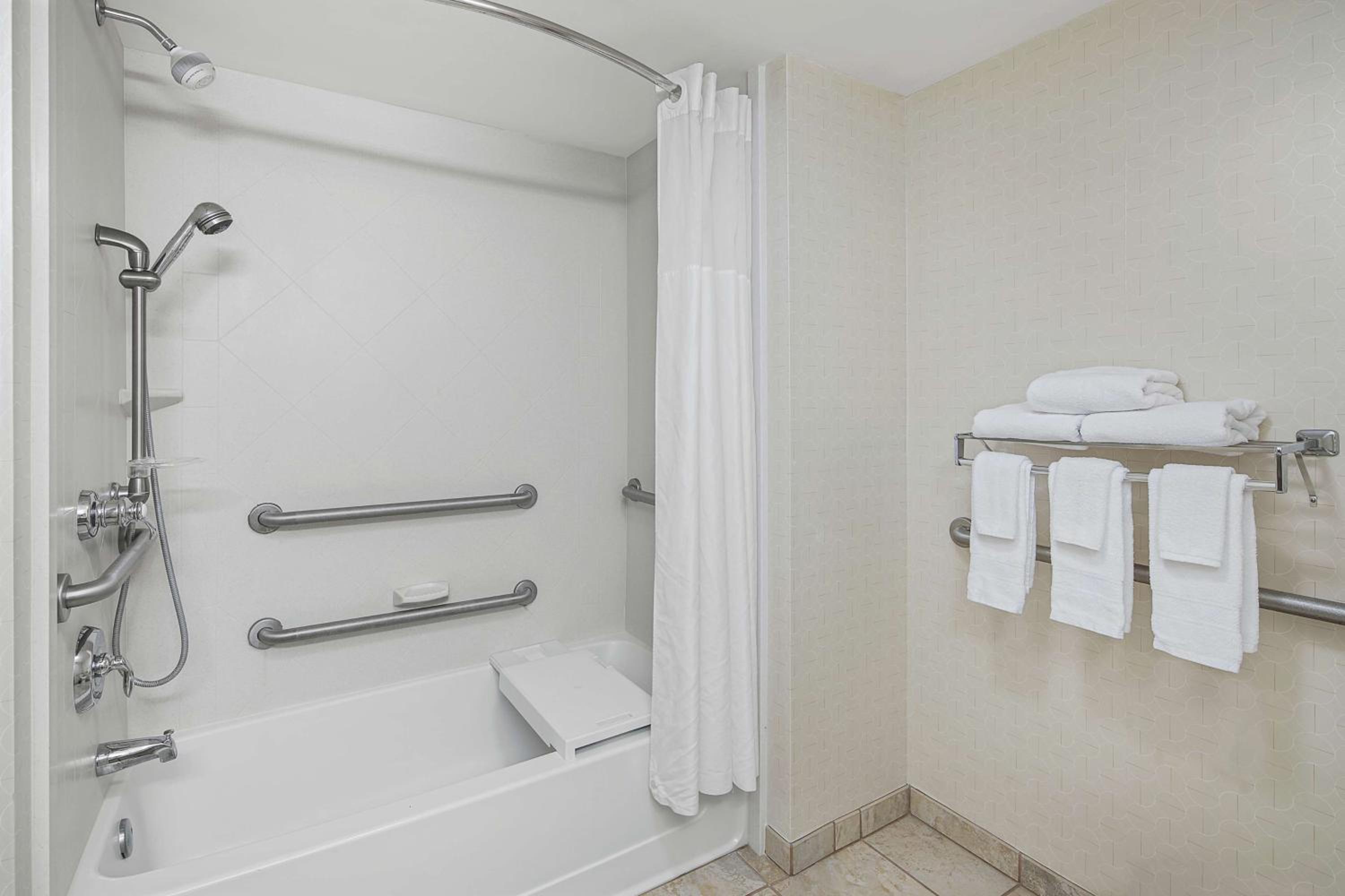 King Room with Accessible Tub - Mobility and Hearing Access/Non-Smoking - Photo 2