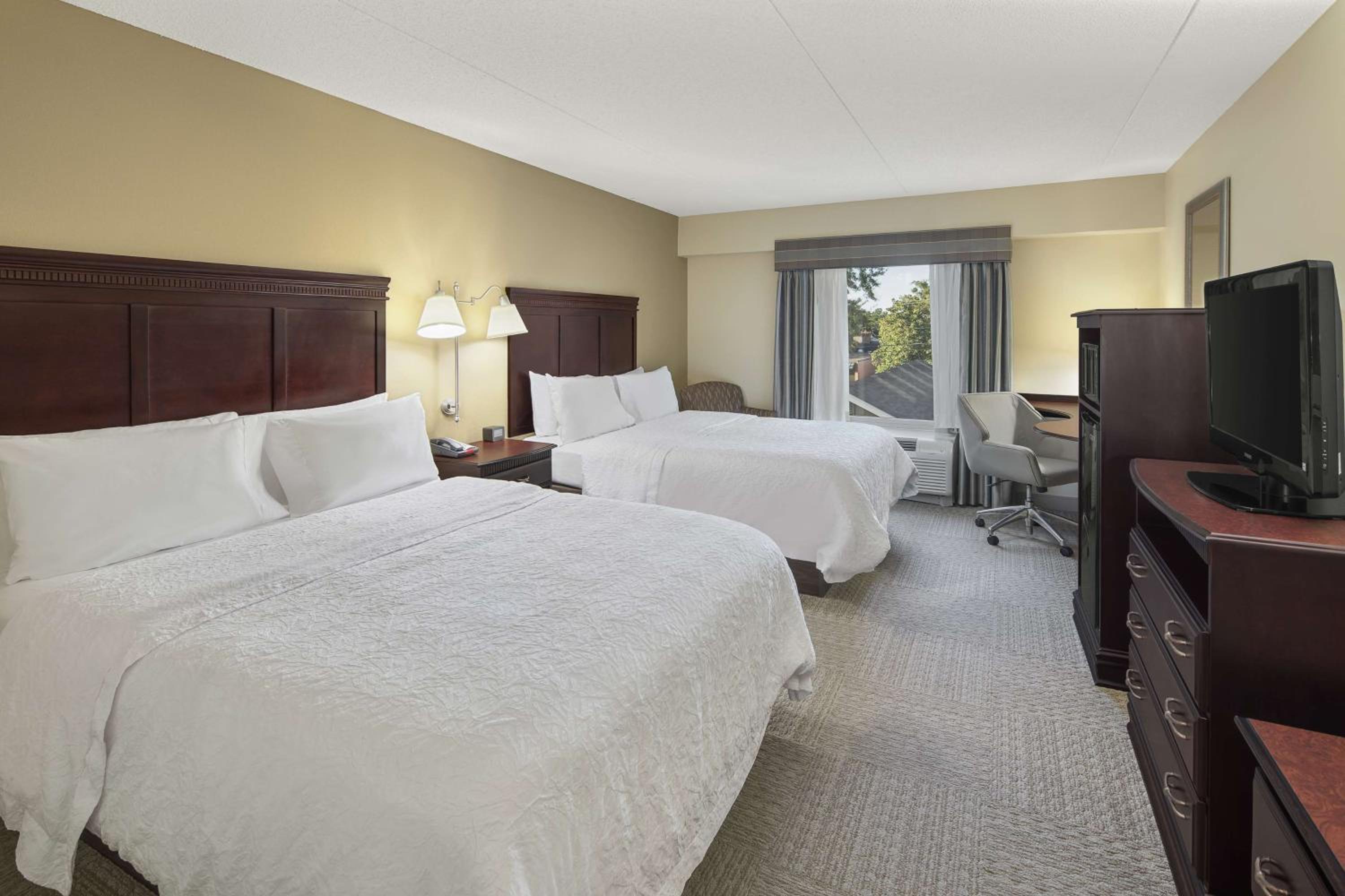 Queen Room with Two Queen Beds - Non-Smoking - Photo 2