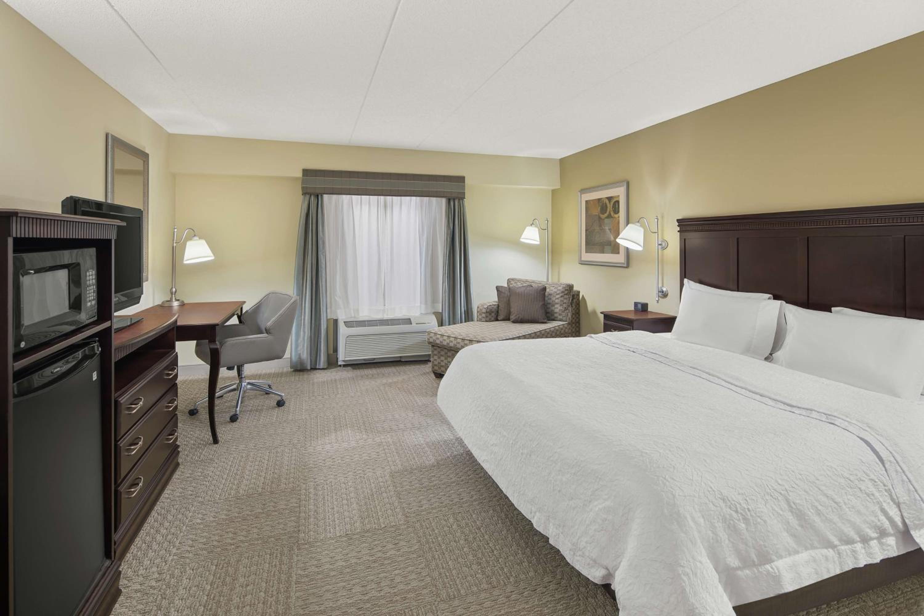 King Room with Accessible Tub - Mobility and Hearing Access/Non-Smoking - Photo 3