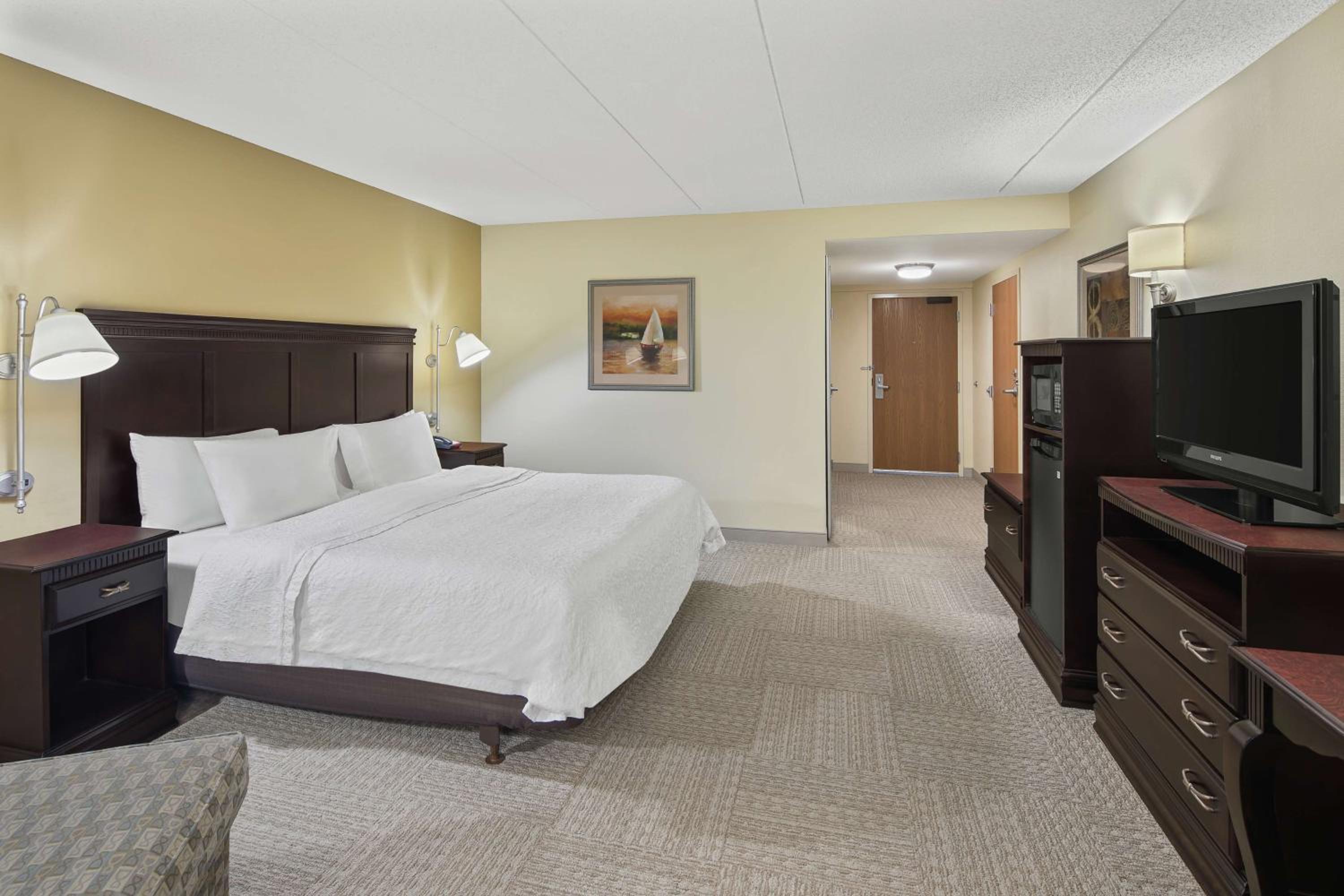King Room with Accessible Tub - Mobility and Hearing Access/Non-Smoking - Photo 4