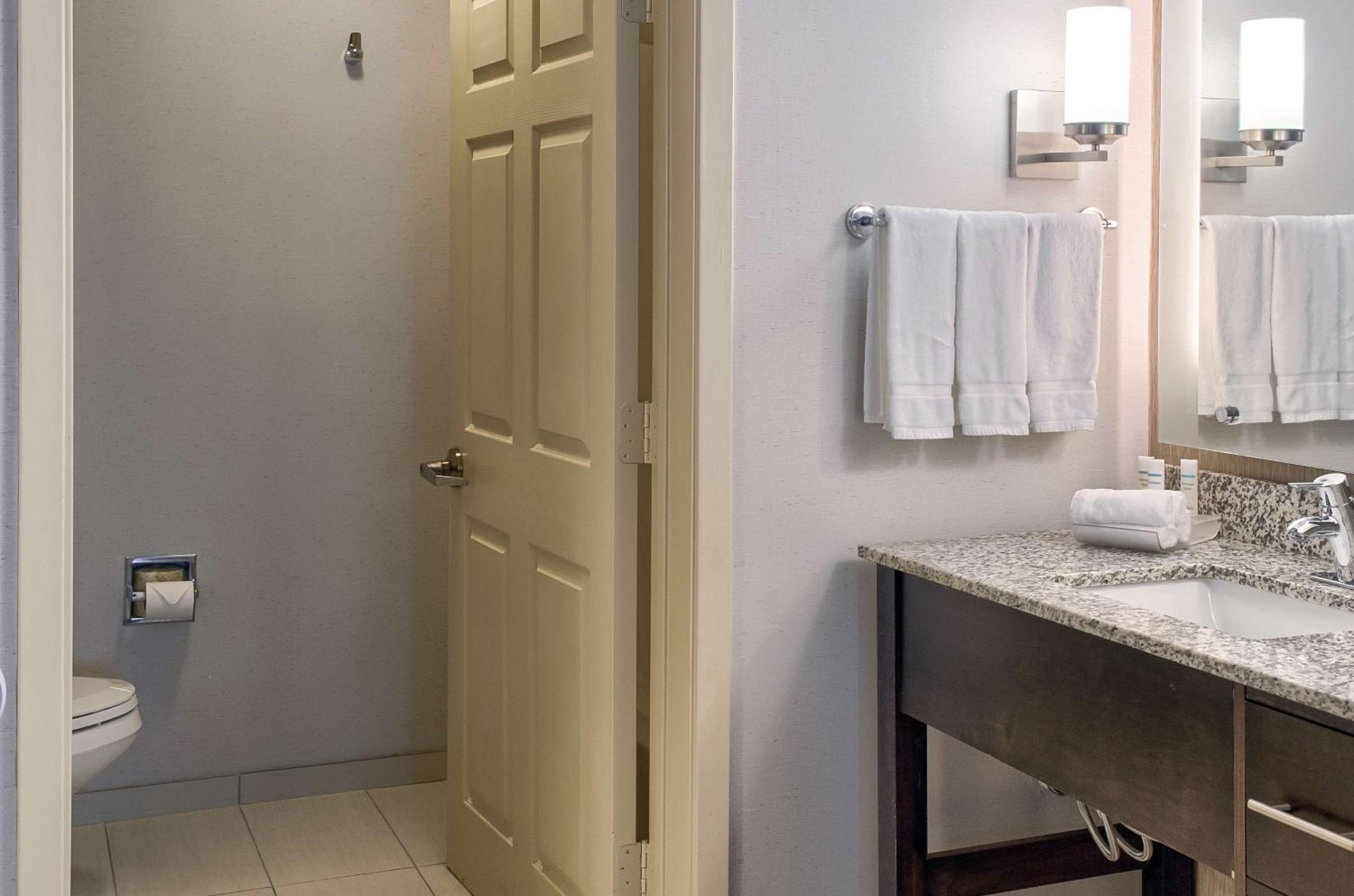 One-Bedroom Suite with Two Double Beds - Non-Smoking photo 2