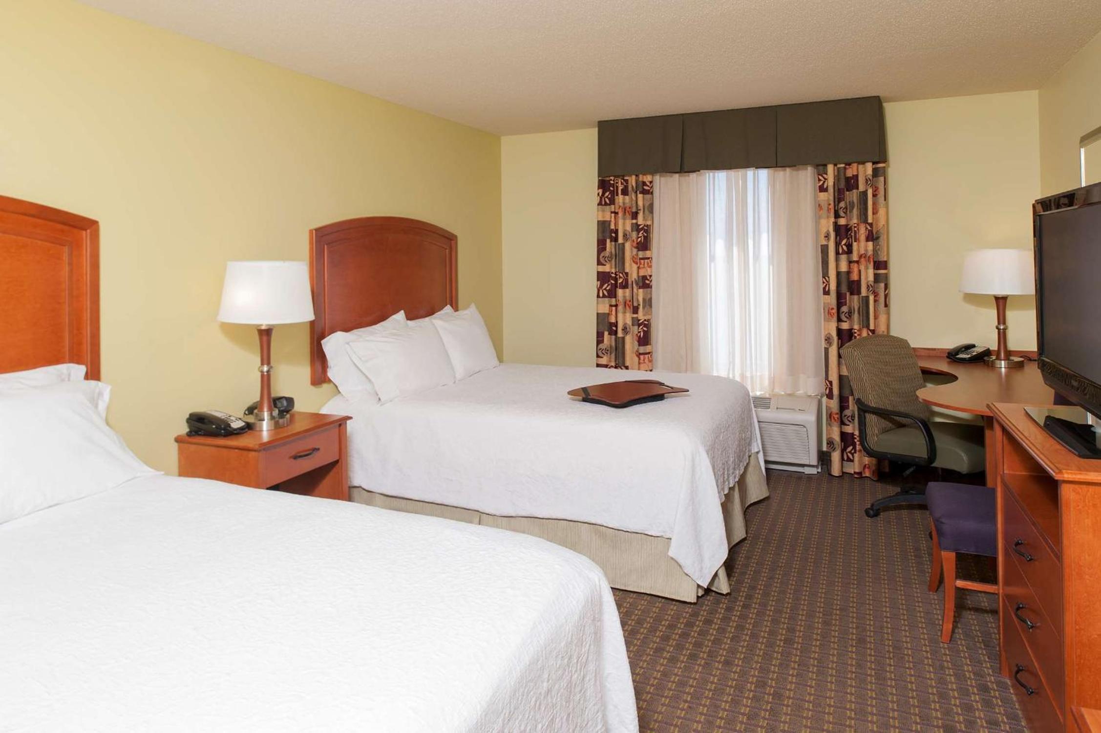 Room with Two Queen Beds - Non-Smoking - Photo 3