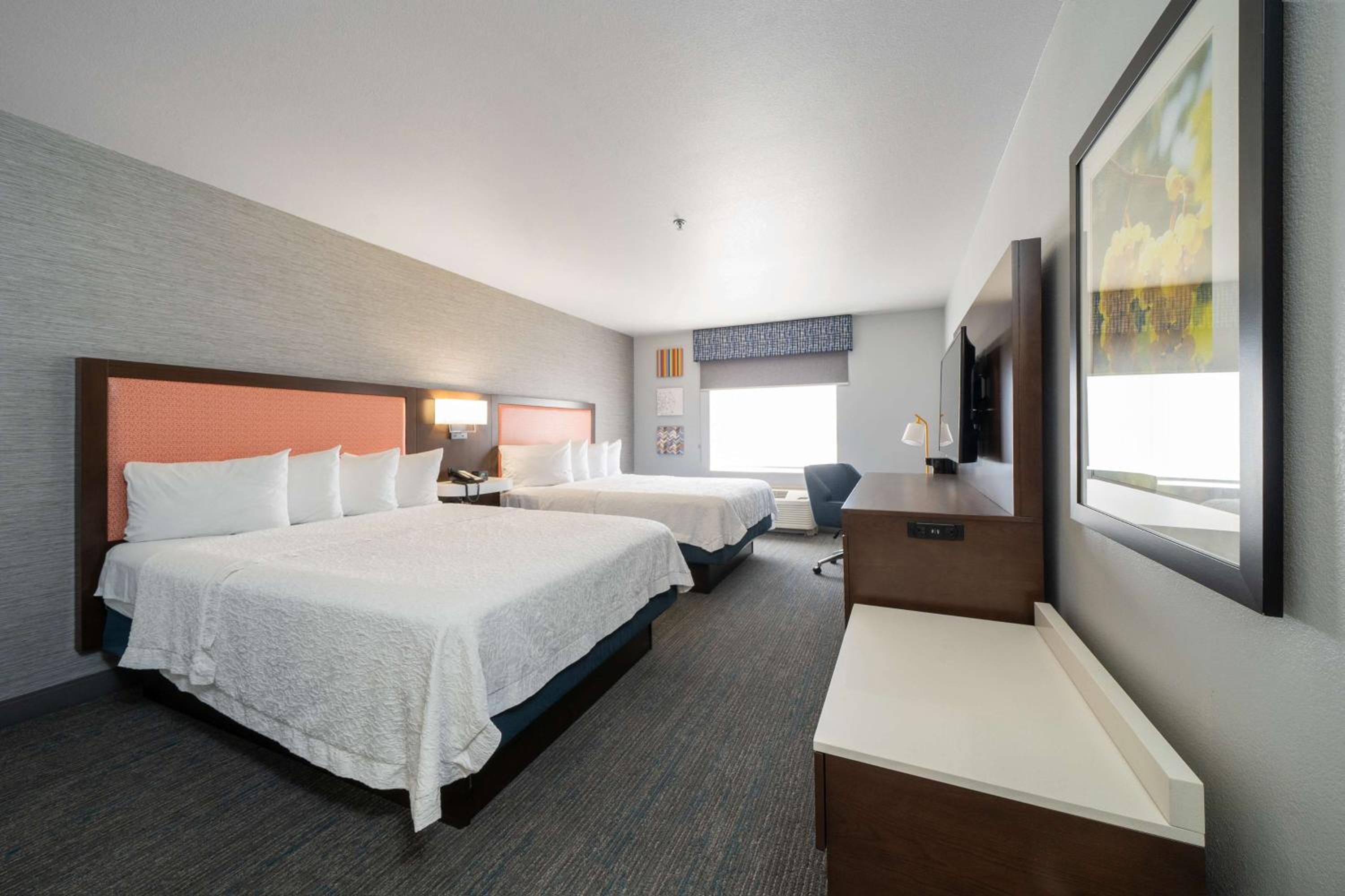 Room with Two Queen Beds - Non-Smoking - Photo 3