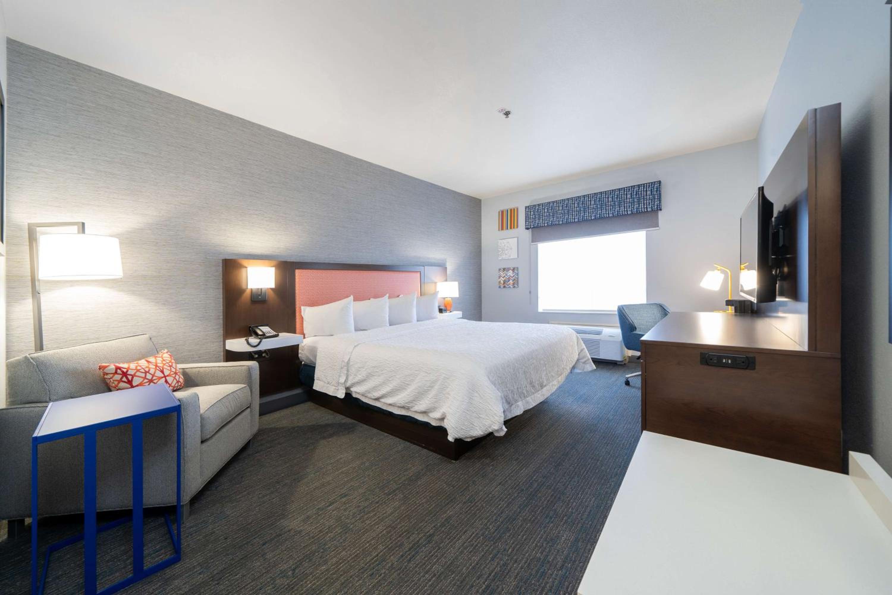 King Room with King Bed - Non-Smoking - Photo 3