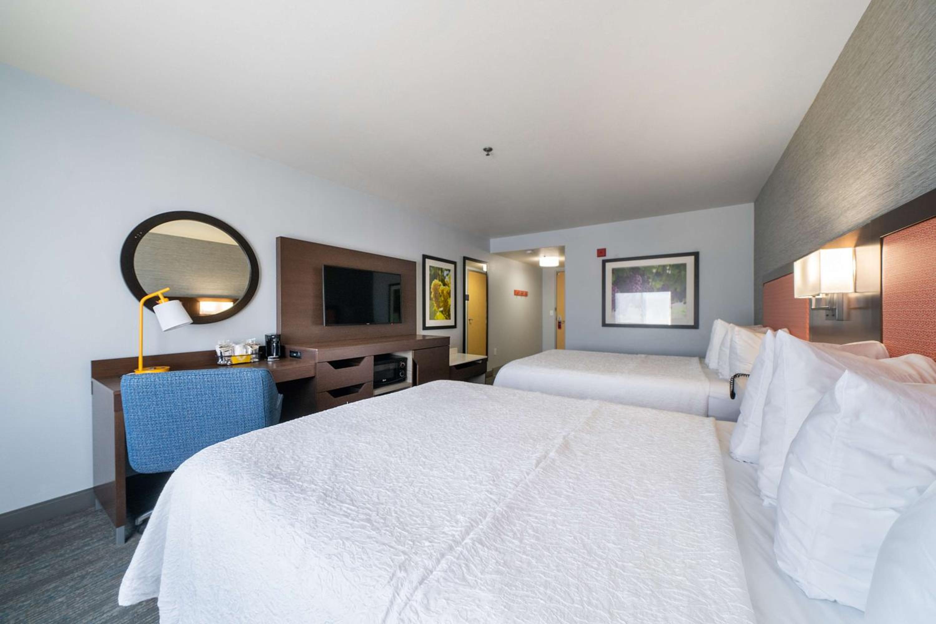 Room with Two Queen Beds - Non-Smoking - Photo 4