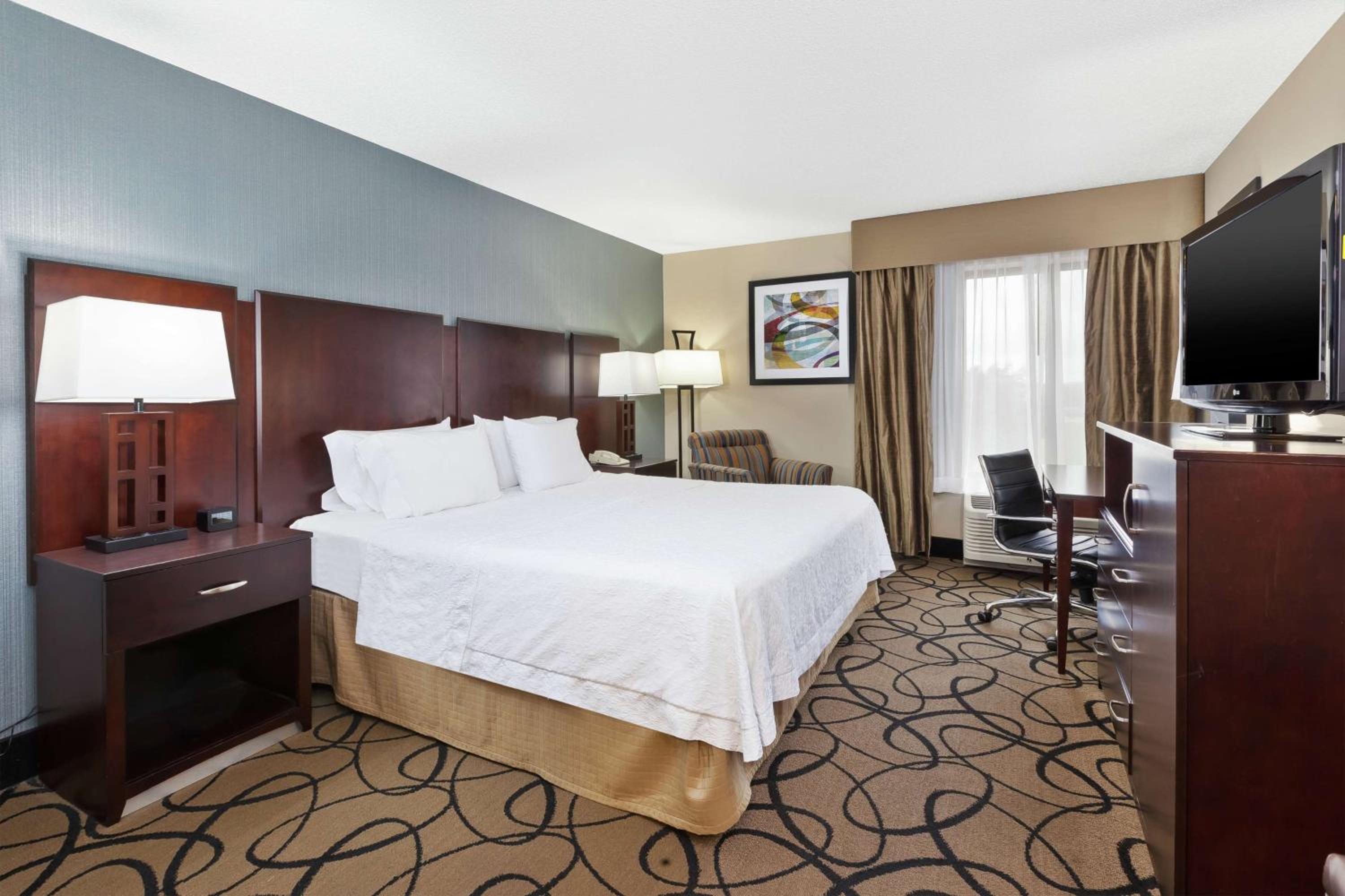 King Room with King Bed - Non-Smoking - Photo 5