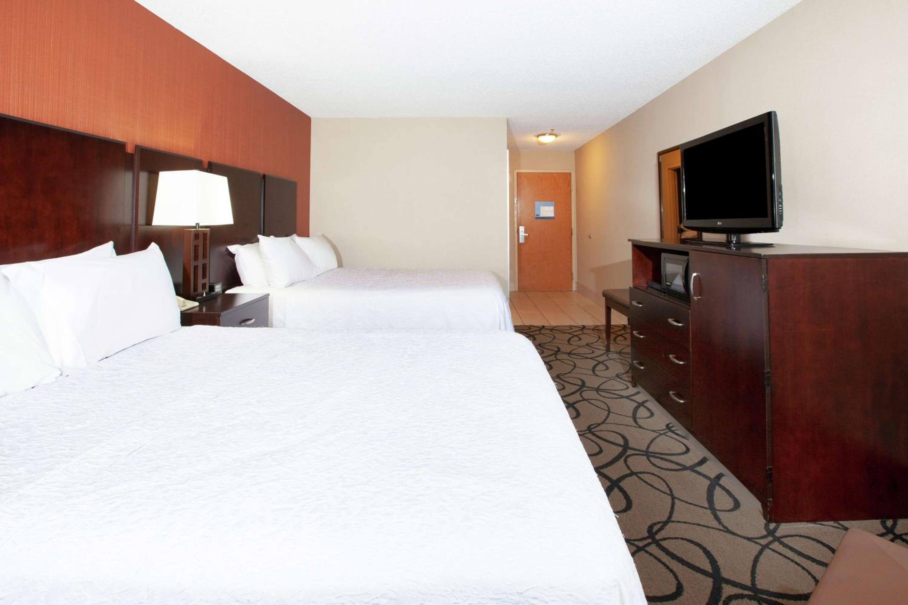 Room with Two Queen Beds - Non-Smoking - Photo 3