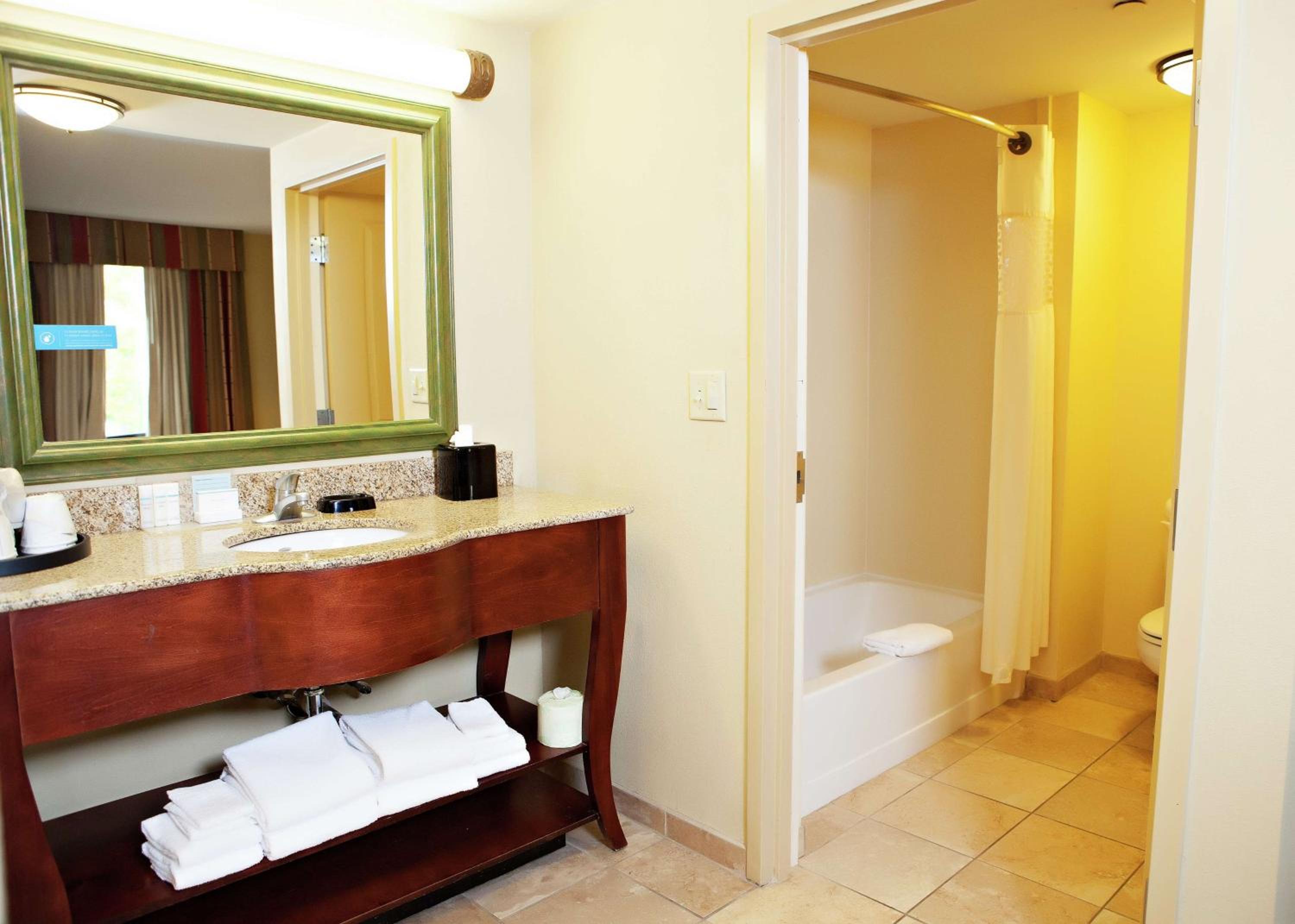 Queen Studio Suite with Two Queen Beds - Non-Smoking - Photo 2