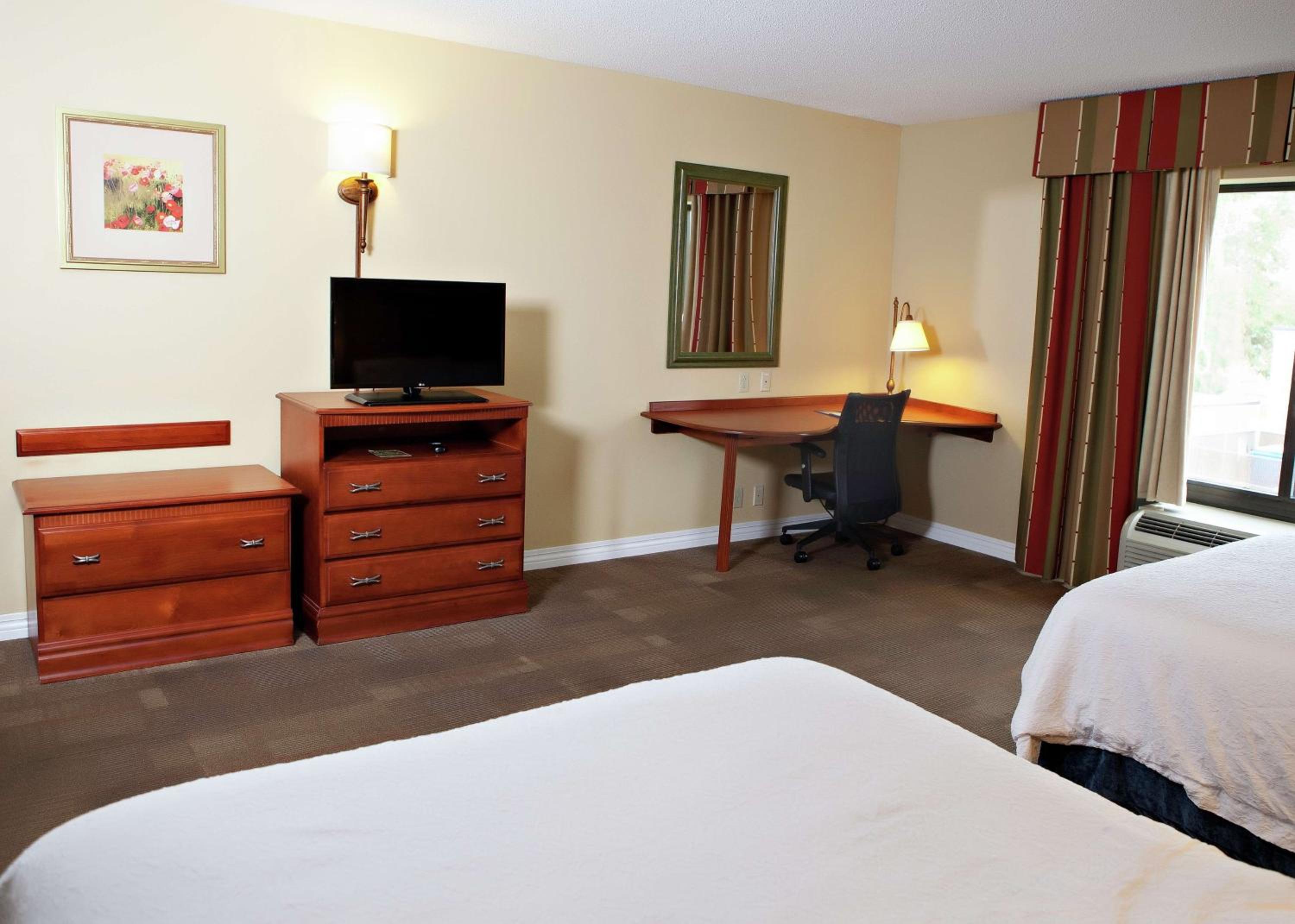 Queen Room with Two Queen Beds - Mobility and Hearing Access/Non-Smoking - Photo 4