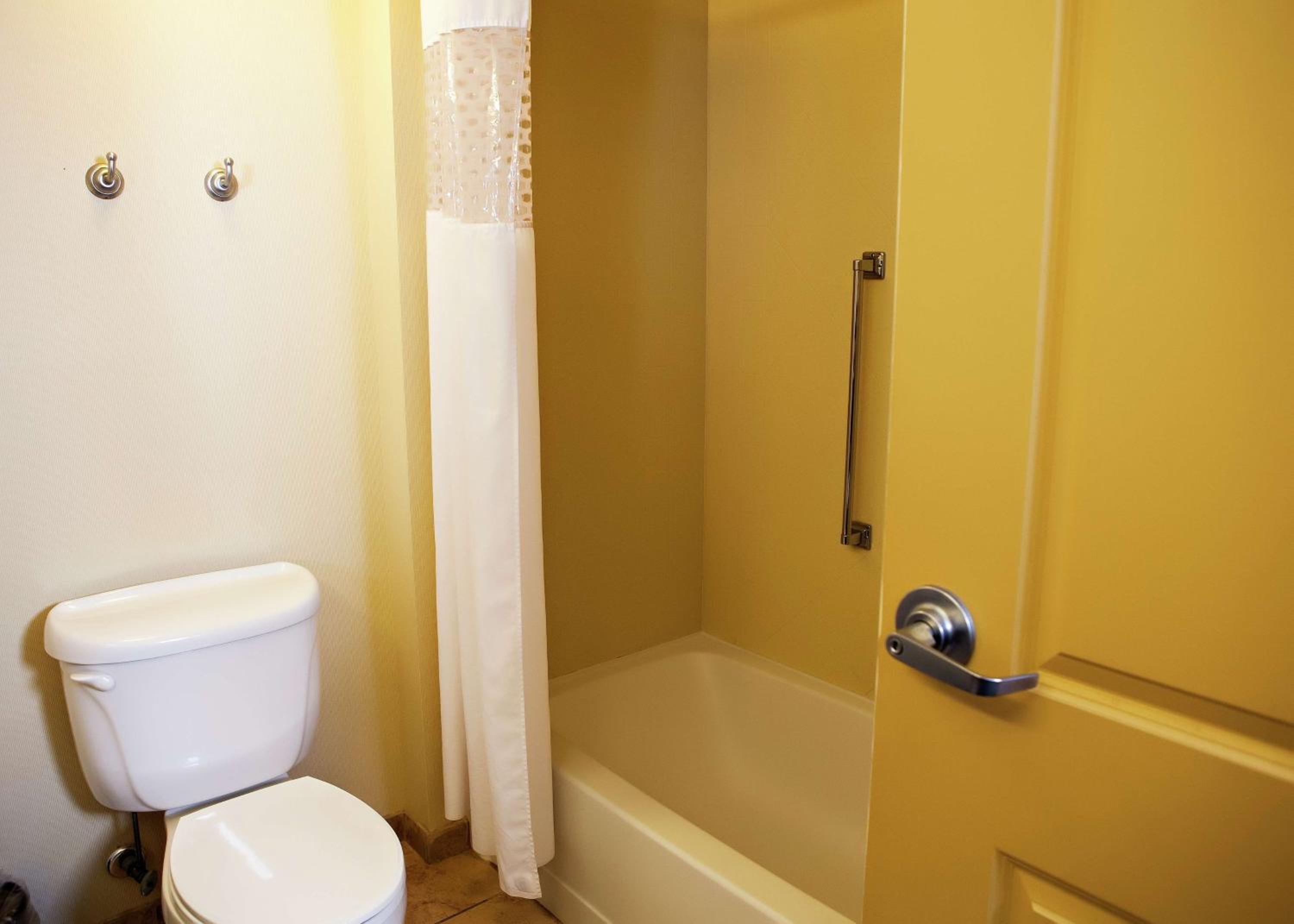 Queen Room with Two Queen Beds - Hearing Access/Non-Smoking - Photo 2