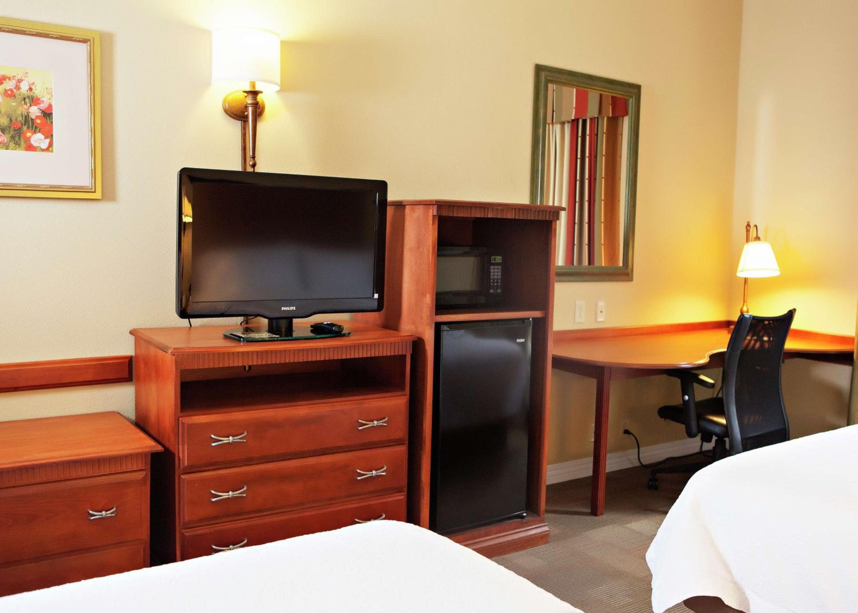 Queen Room with Two Queen Beds - Non-Smoking - Photo 1