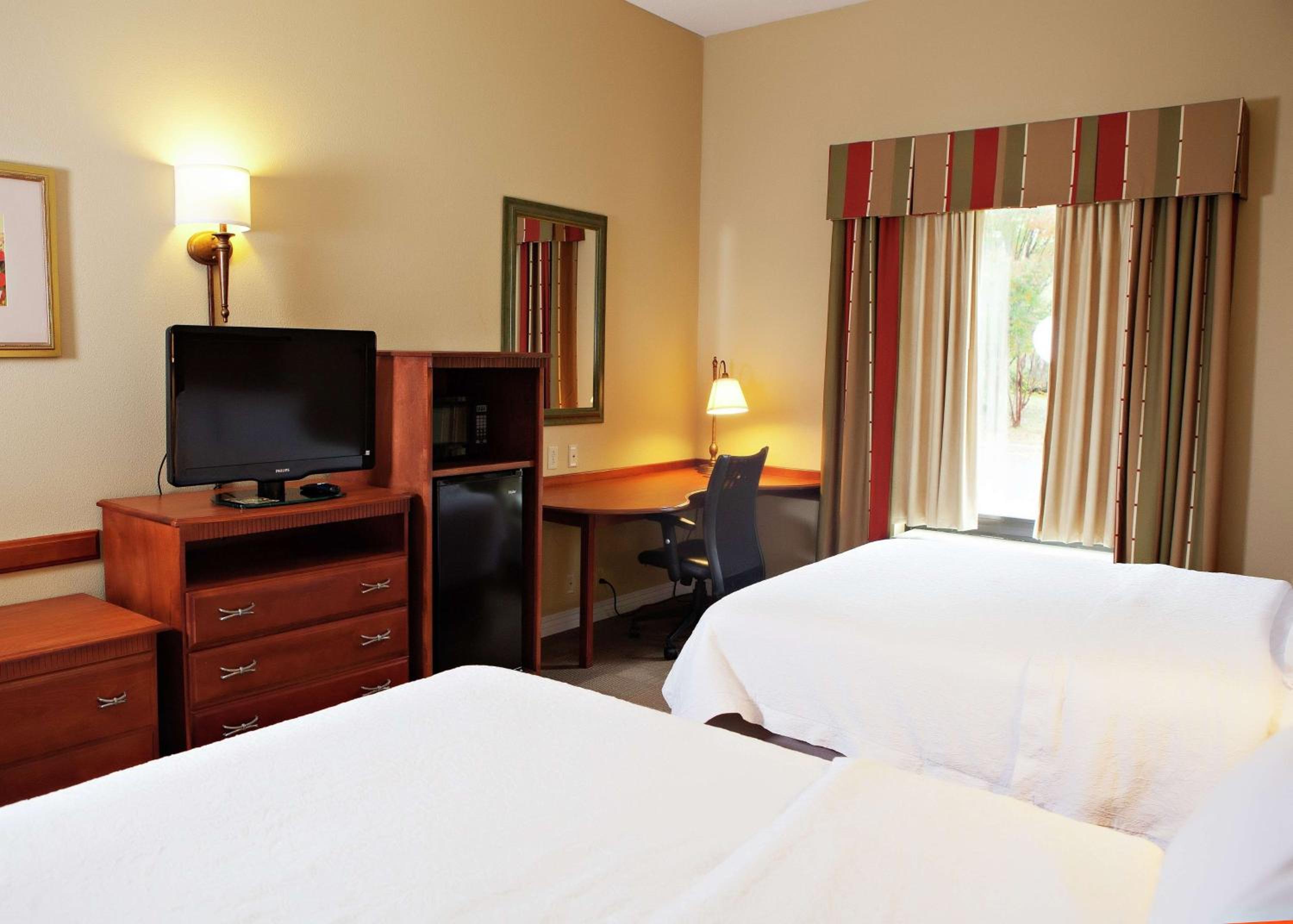 Queen Room with Two Queen Beds - Non-Smoking - Photo 2