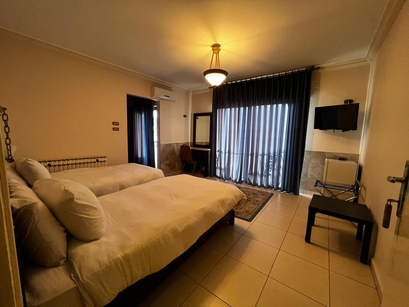 Standard Twin Room - Photo 14