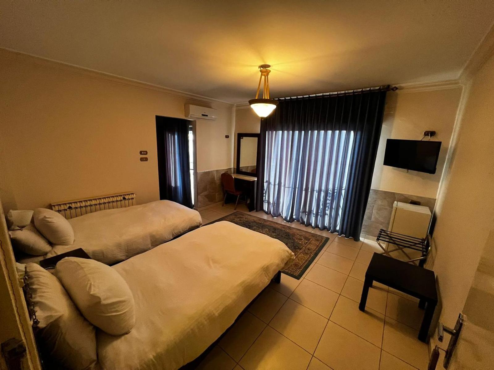 Standard Twin Room - Photo 12