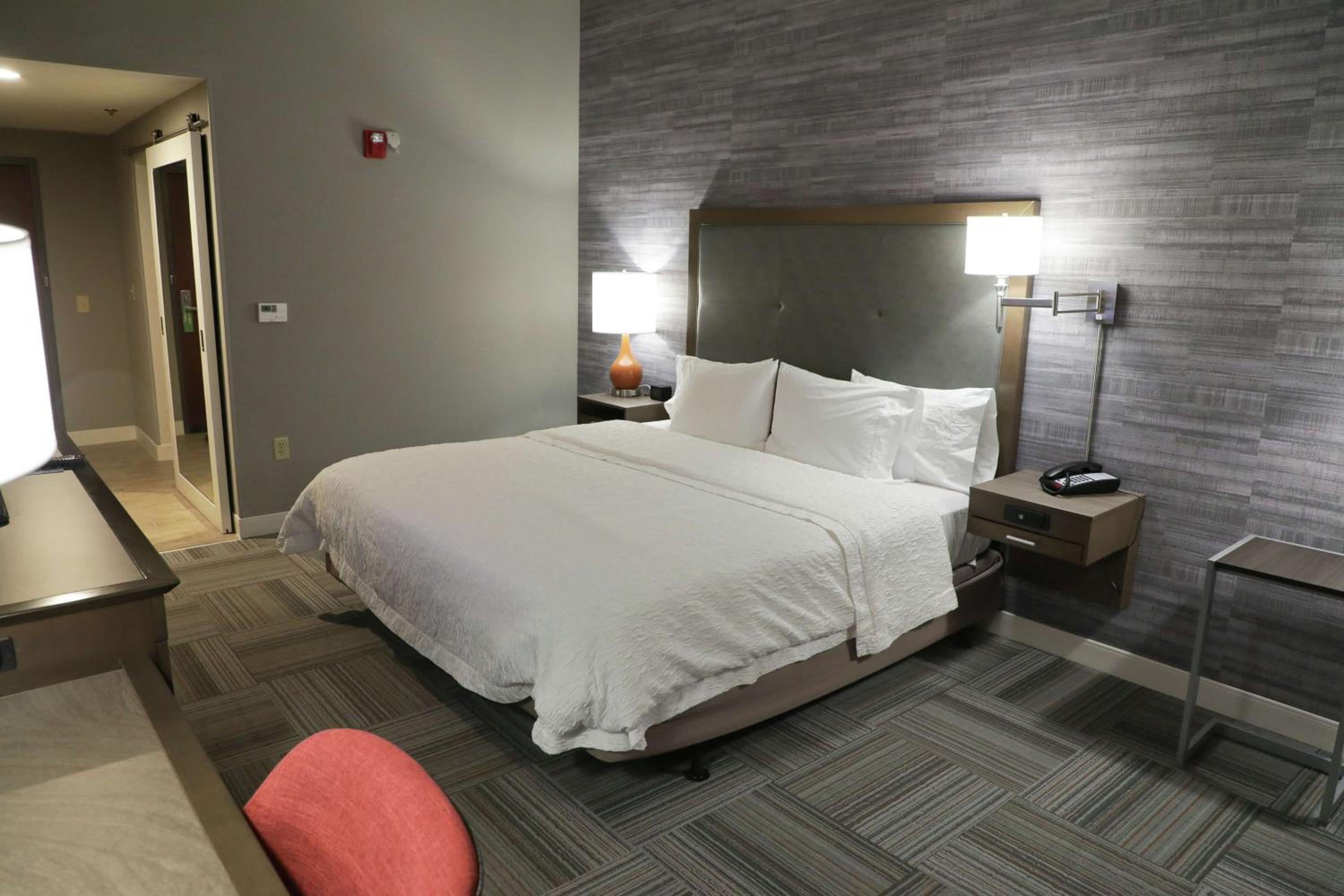 King Room with Accessible Tub - Mobility and Hearing Access/Non-Smoking - Photo 1