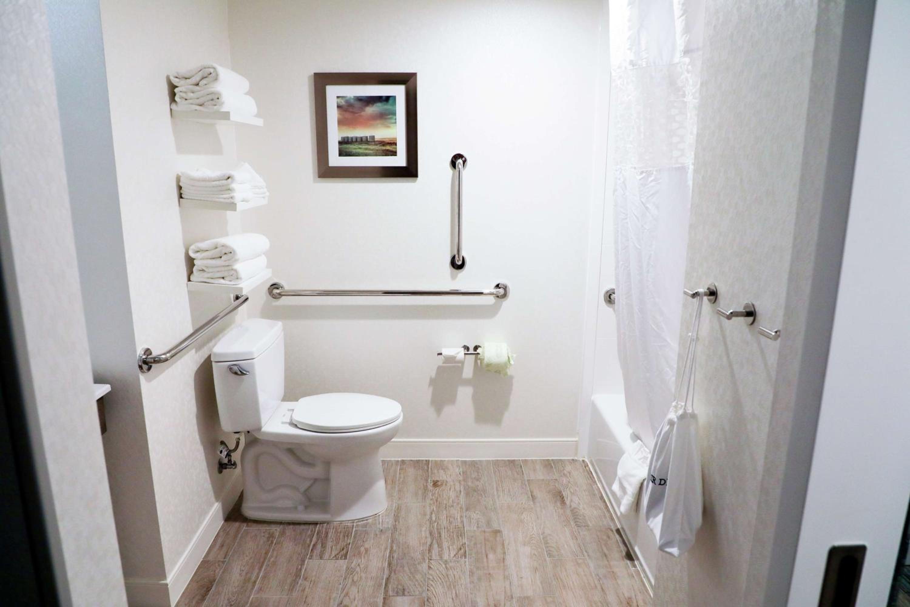 Double Room with Two Queen Beds and Bath Tub - Mobility and Hearing Access/Non-Smoking - Photo 2