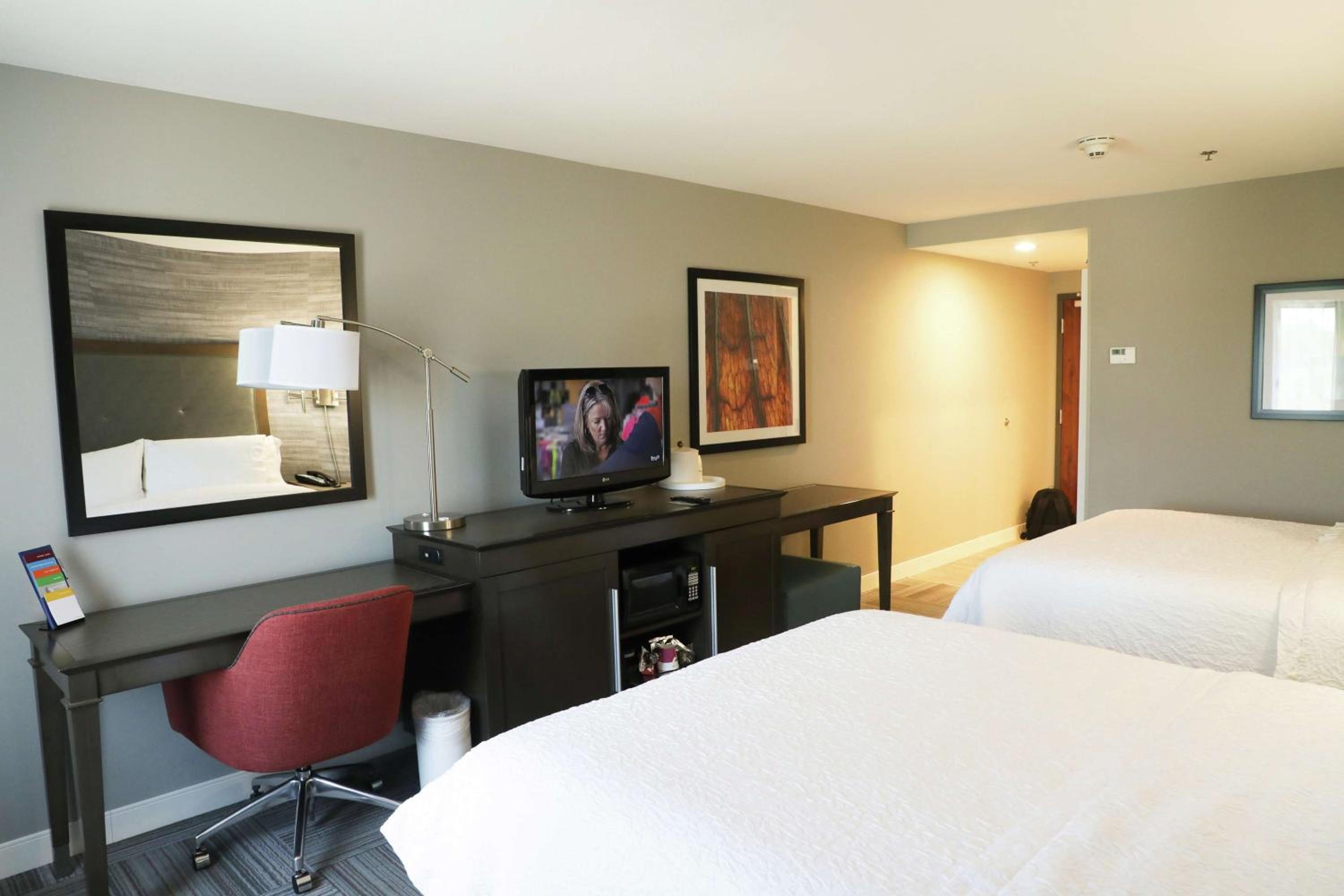 Room with Two Queen Beds - Non-Smoking - Photo 2