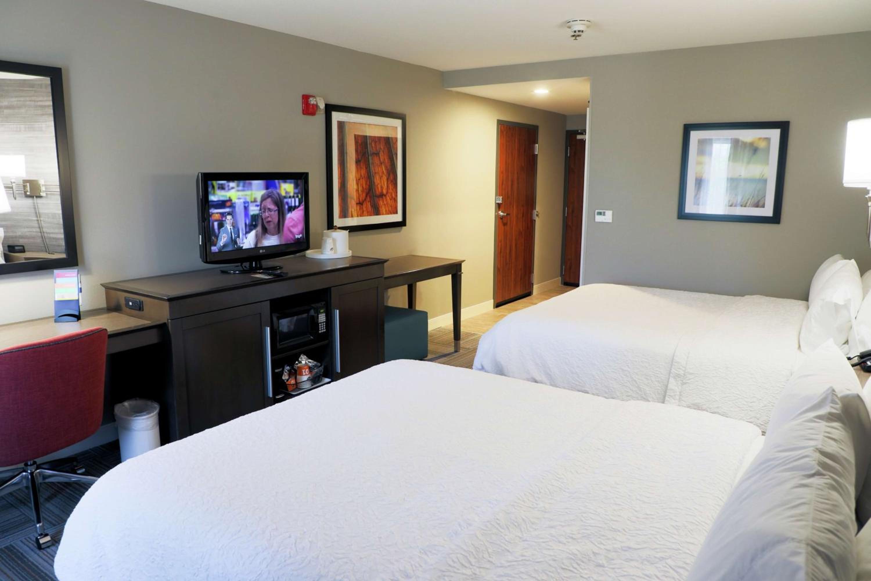Double Room with Two Queen Beds and Bath Tub - Mobility and Hearing Access/Non-Smoking - Photo 1