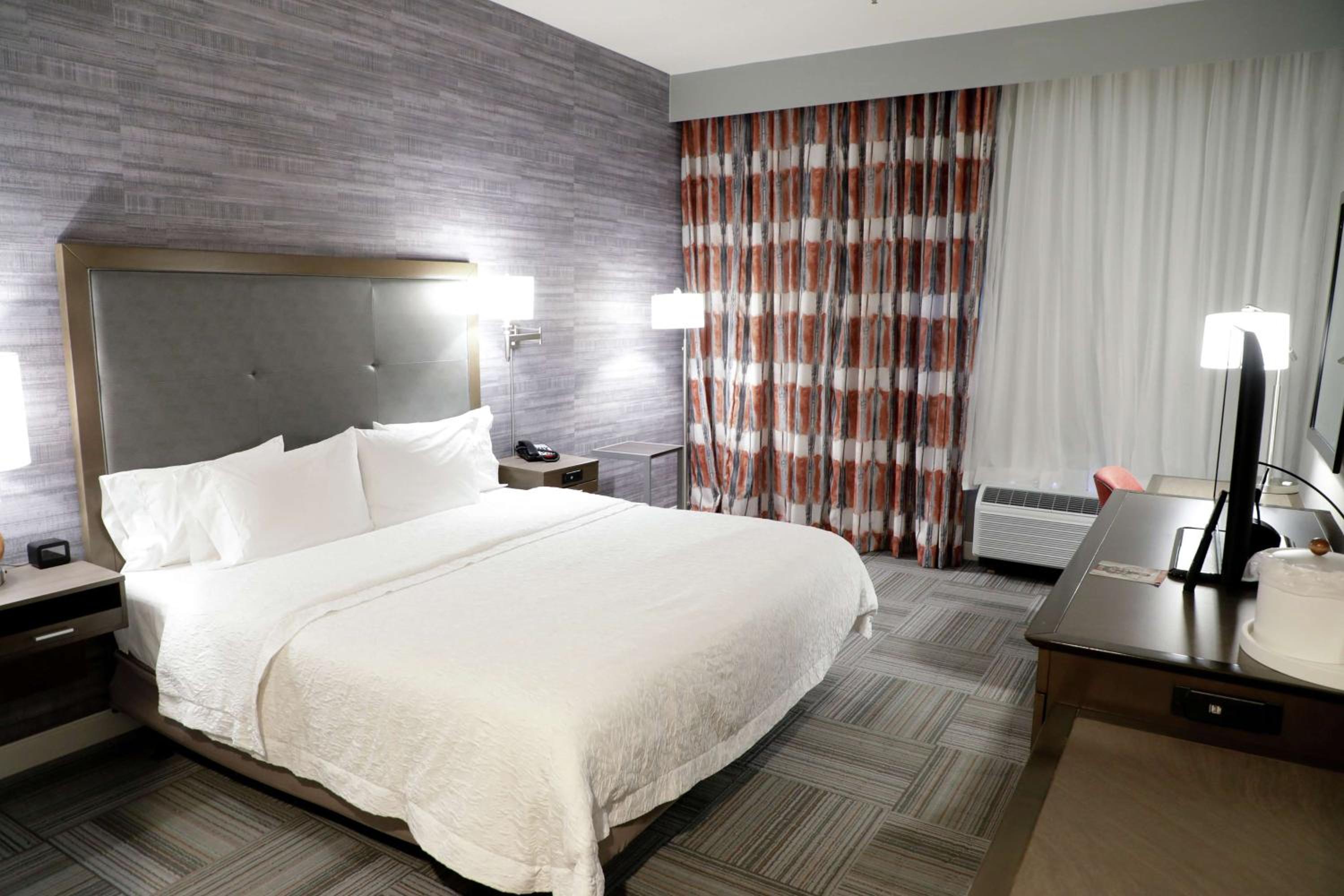 King Room with Accessible Tub - Mobility and Hearing Access/Non-Smoking - Photo 3