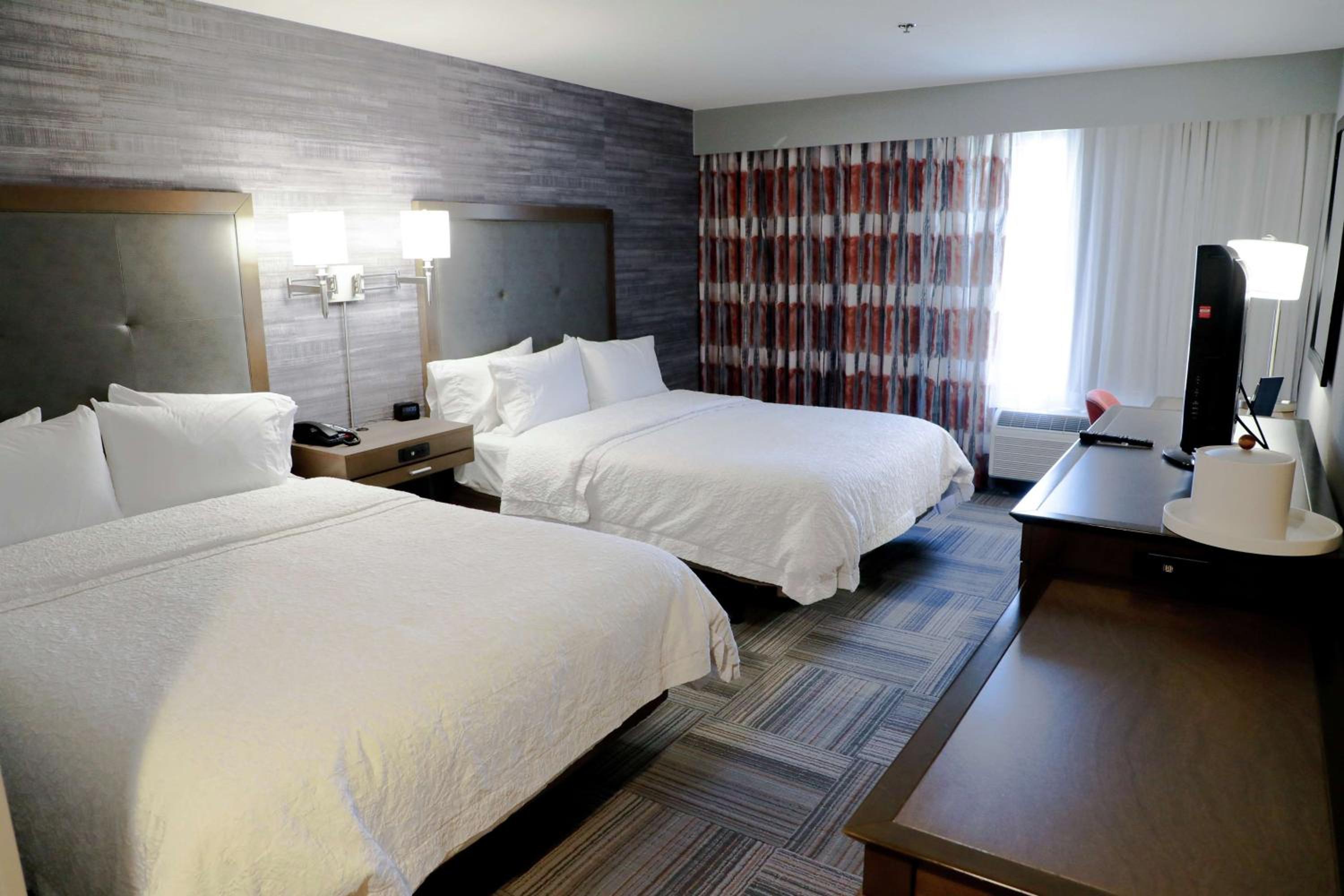 Double Room with Two Queen Beds and Bath Tub - Mobility and Hearing Access/Non-Smoking - Photo 3