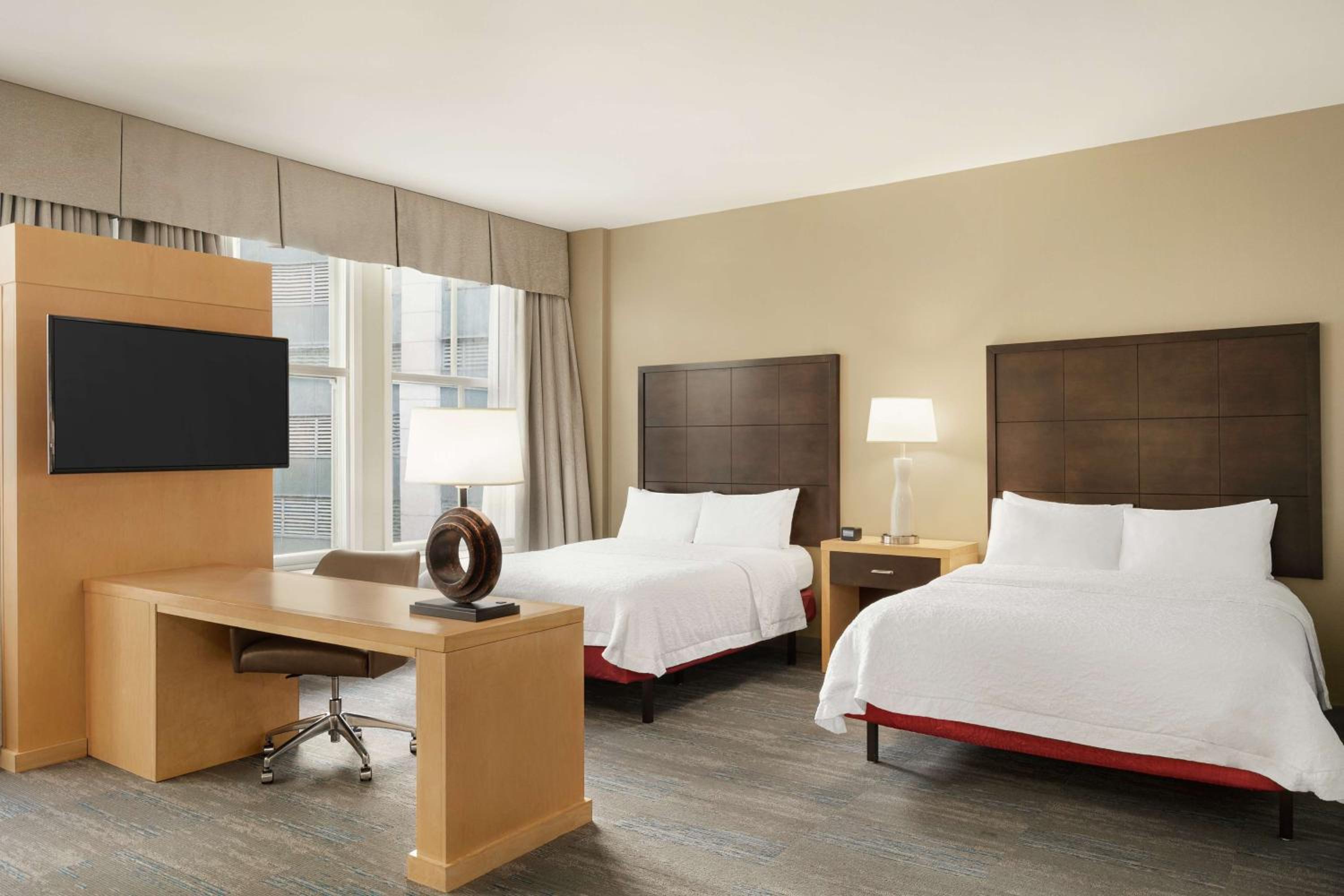 Queen Room with Two Queen Beds - Photo 4