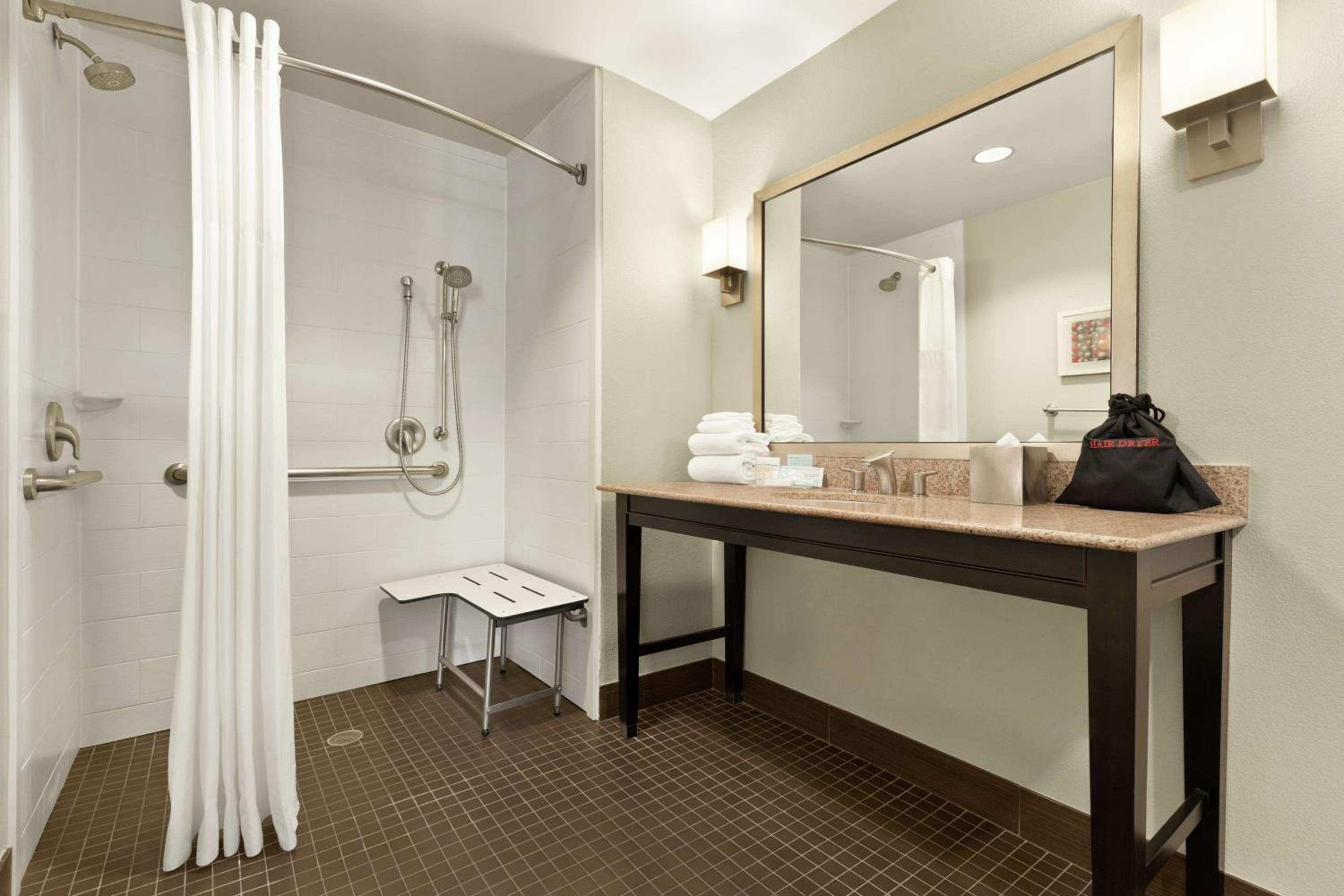 King Room with Mobility Accessible Tub - Photo 7