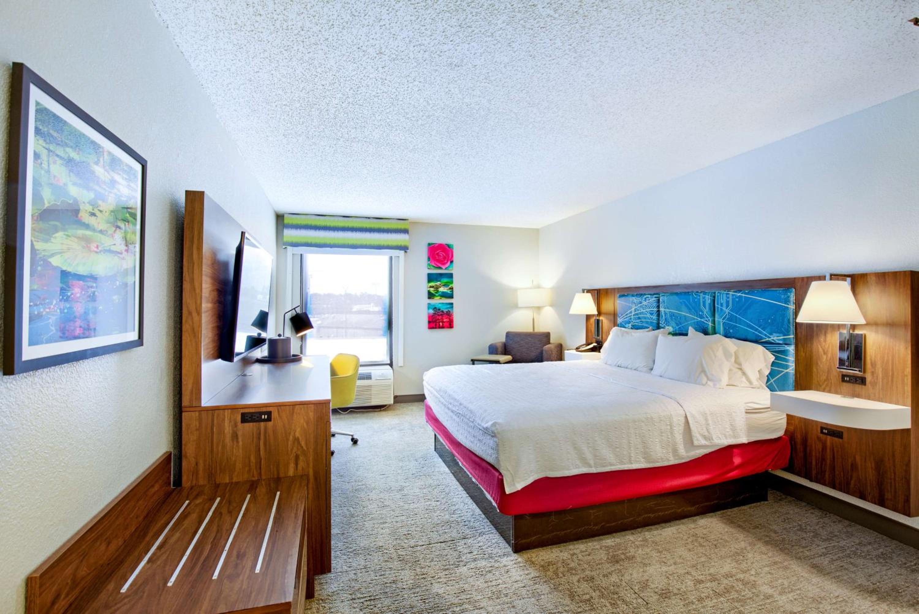 King Room with King Bed - Non-Smoking - Photo 5