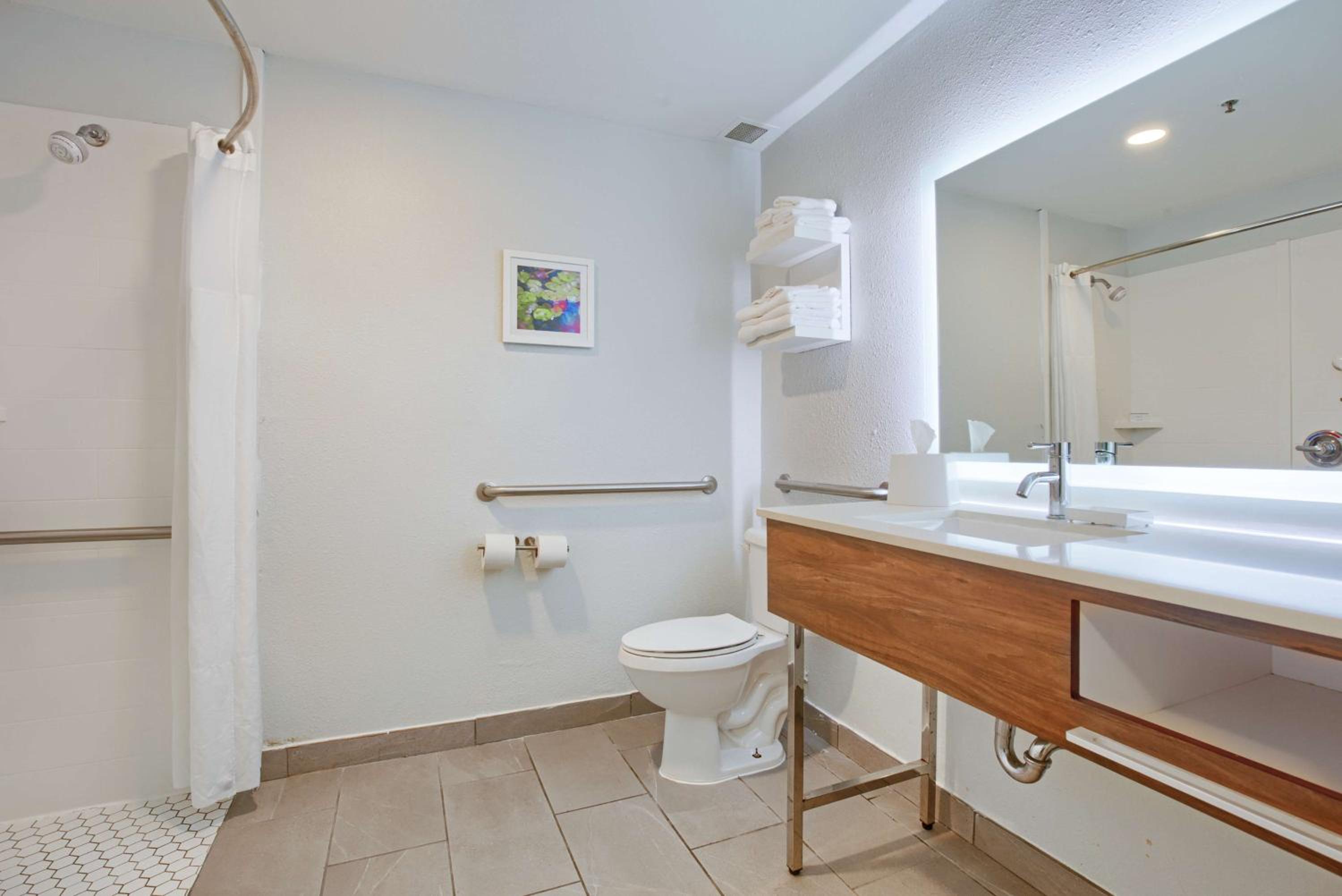 Queen Room with Two Queen Beds and Roll-In Shower - Mobility and Hearing Access/Non-Smoking - Photo 5